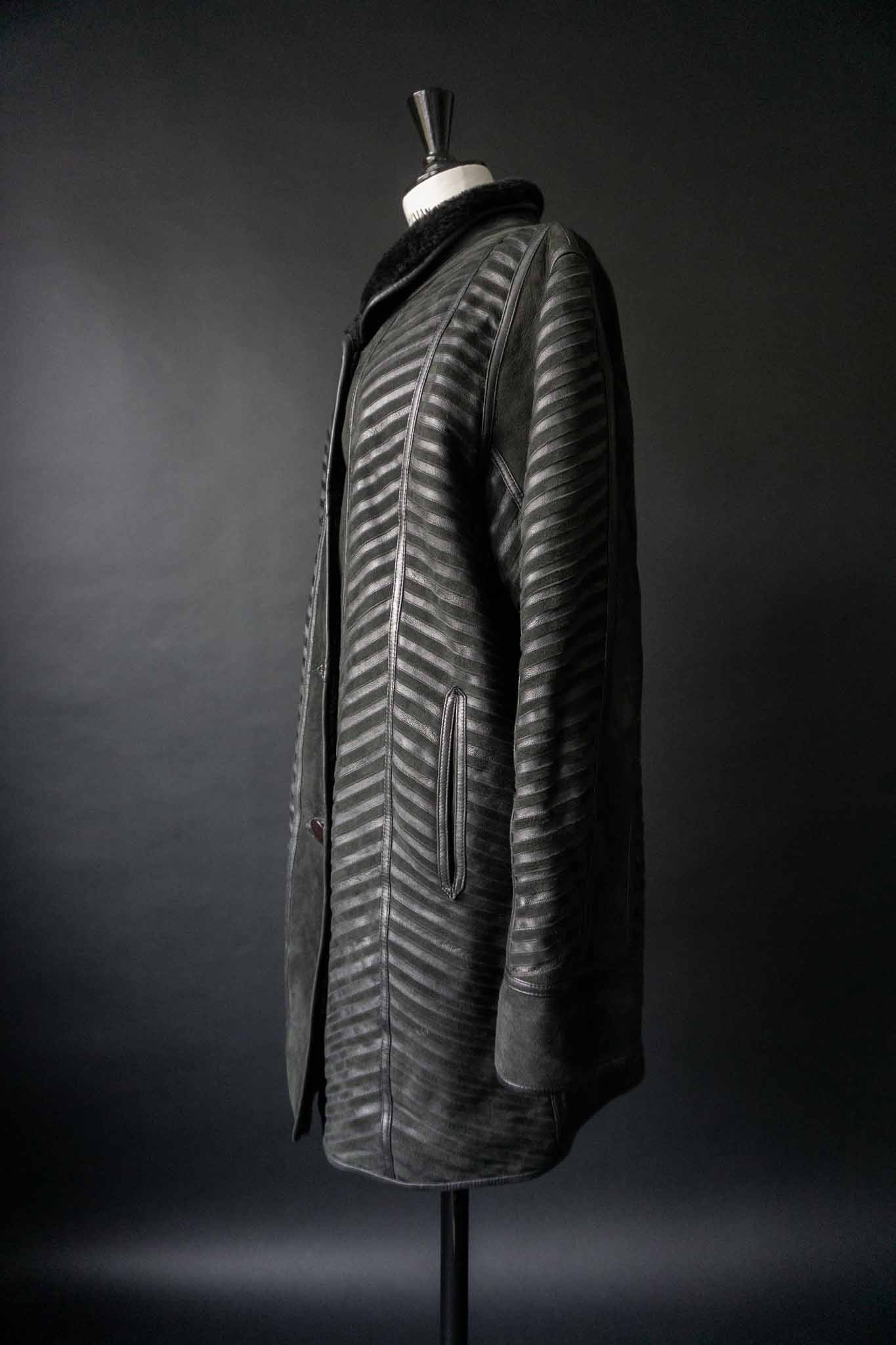 Vintage schwarzer Lammfell-Wendemantel mit grafischer Lederstruktur