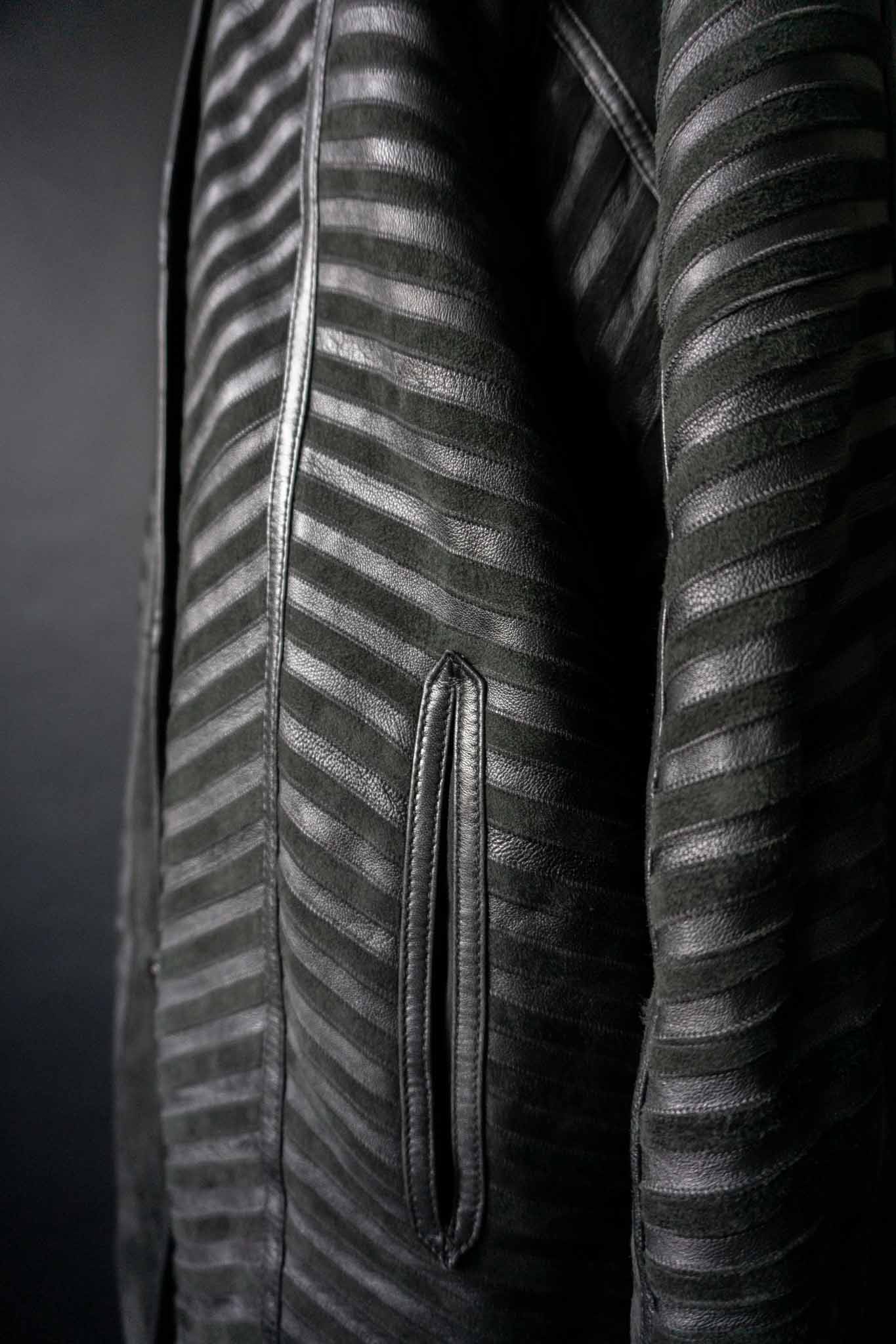 Vintage schwarzer Lammfell-Wendemantel mit grafischer Lederstruktur