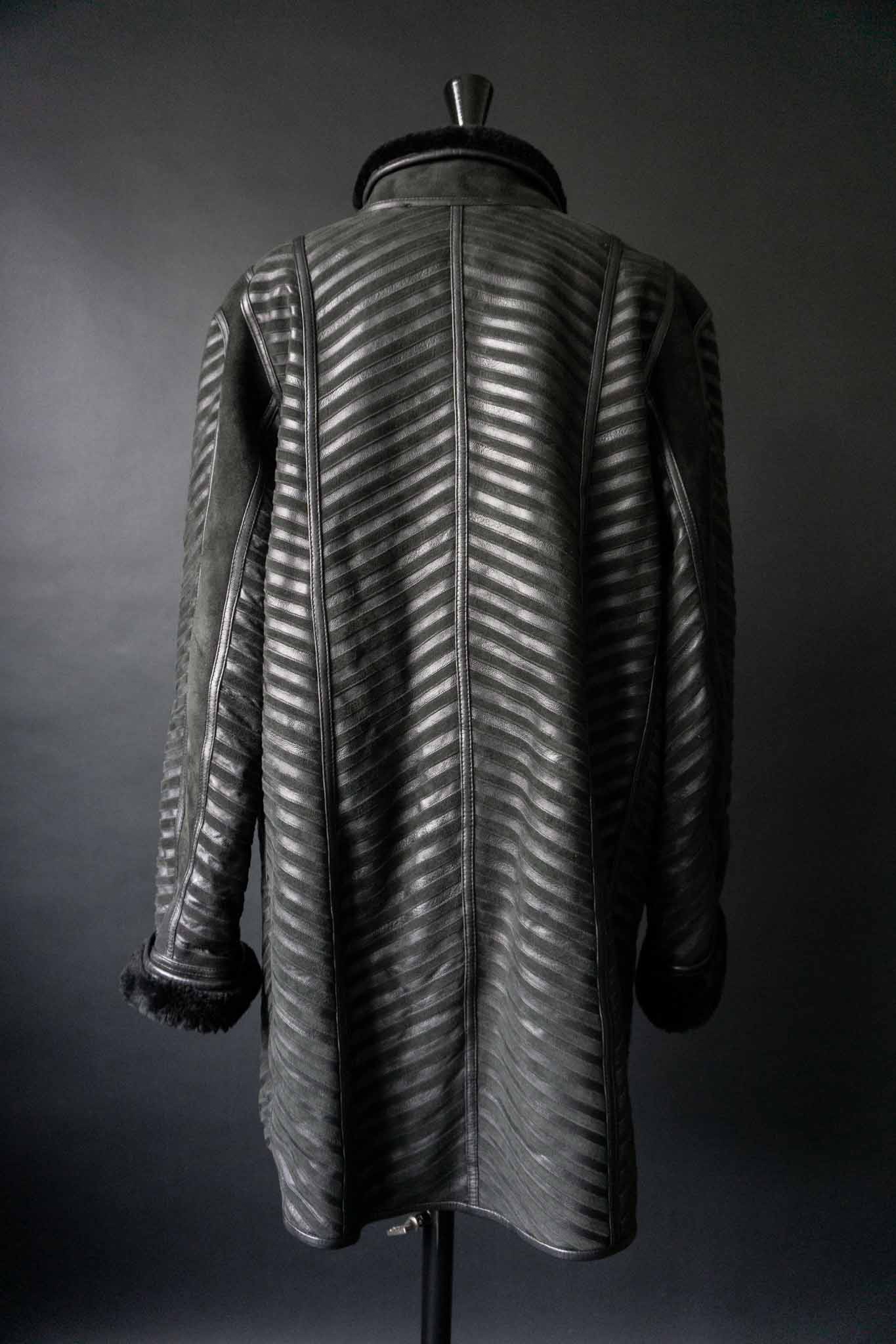 Vintage schwarzer Lammfell-Wendemantel mit grafischer Lederstruktur