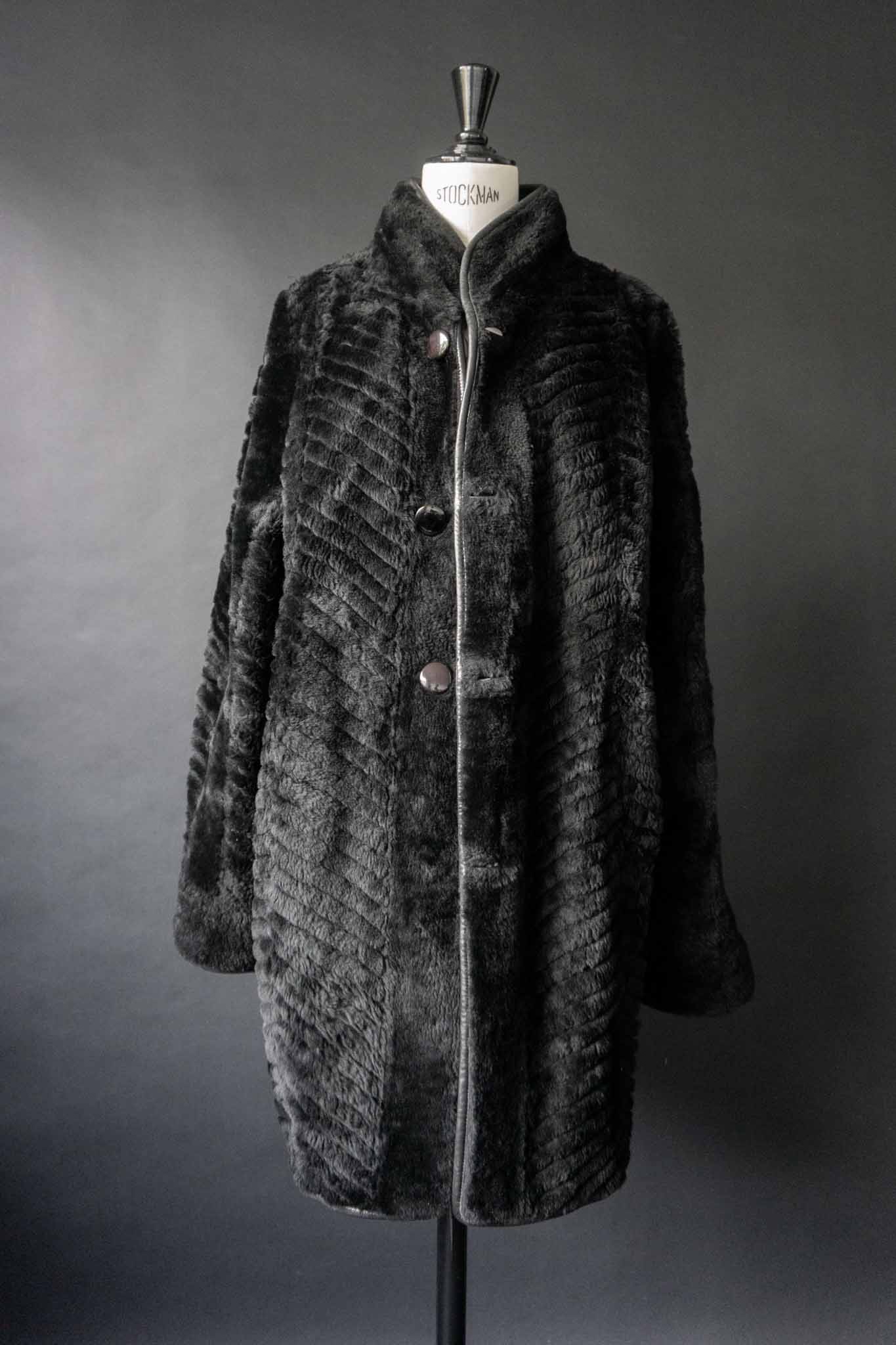 Vintage schwarzer Lammfell-Wendemantel mit grafischer Lederstruktur