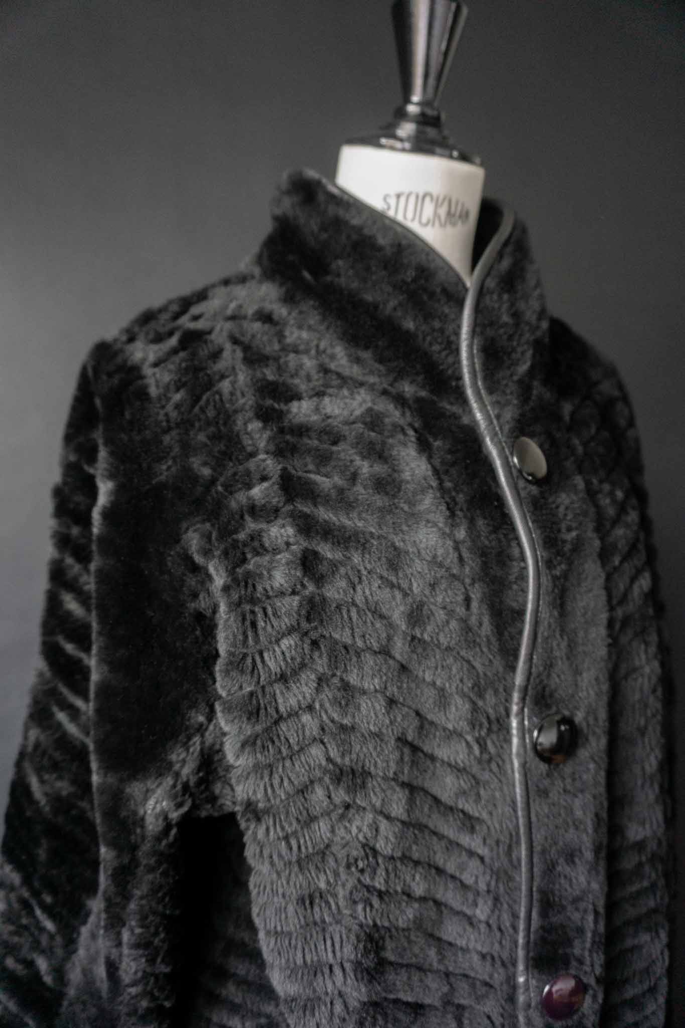 Vintage schwarzer Lammfell-Wendemantel mit grafischer Lederstruktur