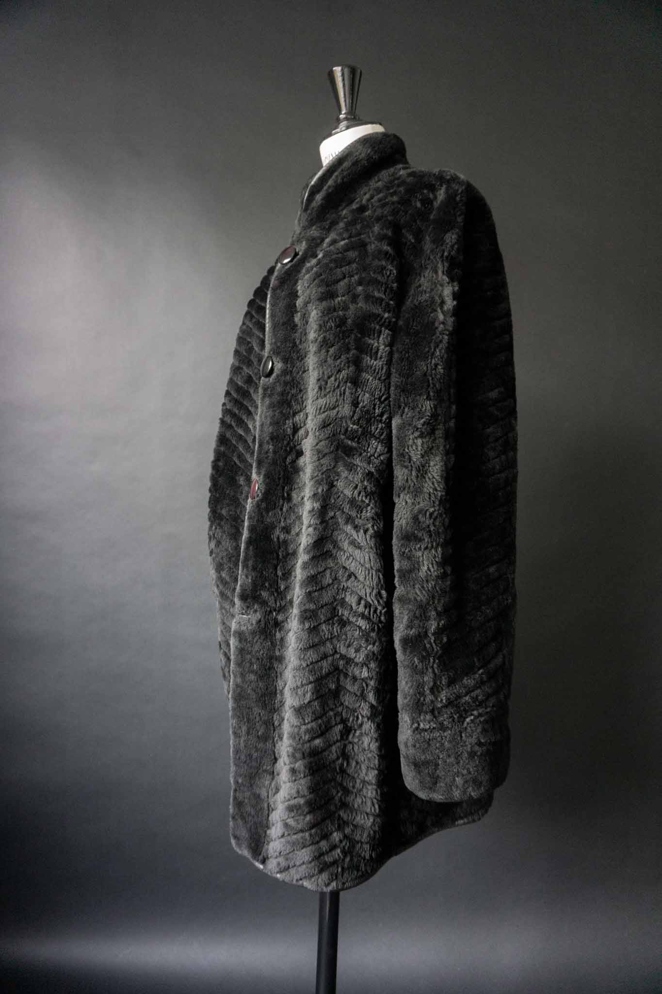 Vintage schwarzer Lammfell-Wendemantel mit grafischer Lederstruktur