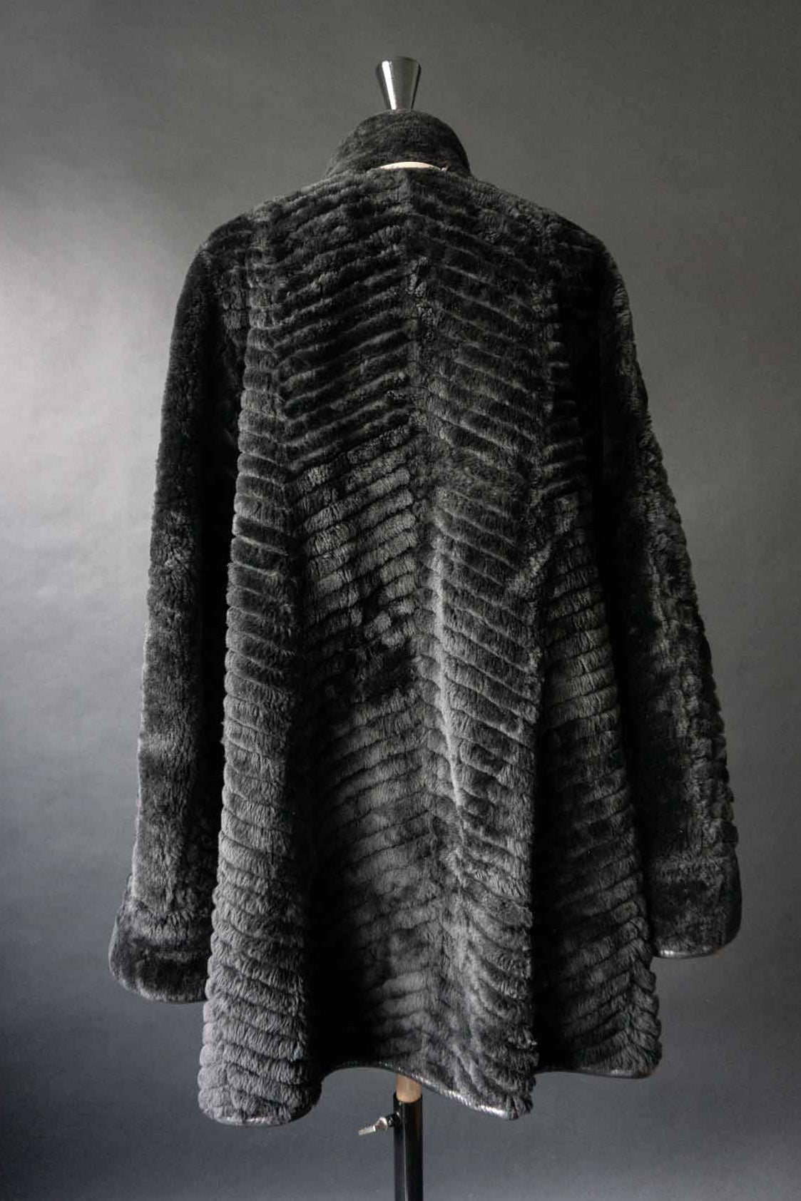 Vintage schwarzer Lammfell-Wendemantel mit grafischer Lederstruktur