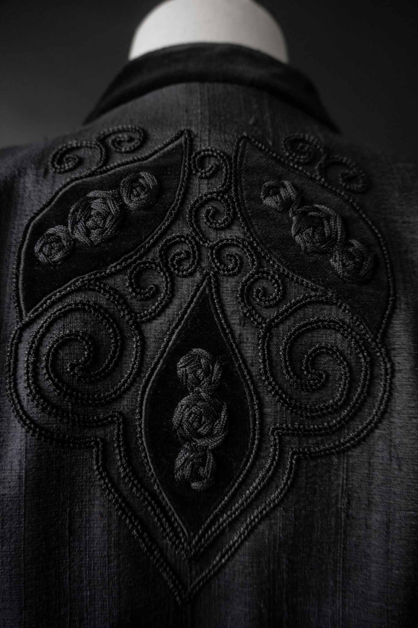 Vintage Wildseide Blazer schwarz Plissee-Saum Samt-Details – theplaincircle vintage