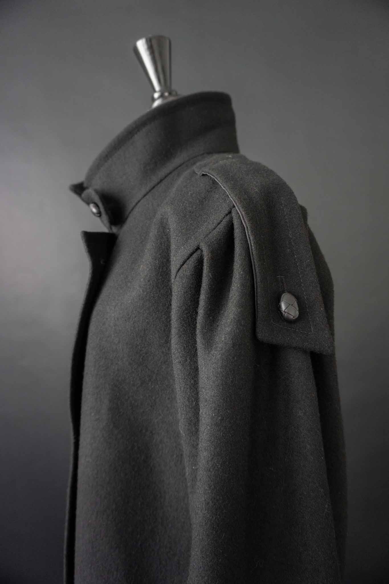 schwarzer 80s Wollmantel mit Oversize-Schnitt