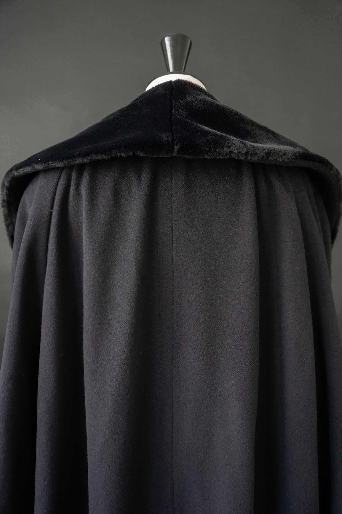 Vintage langer Wintermantel navy mit großem Plüschkragen