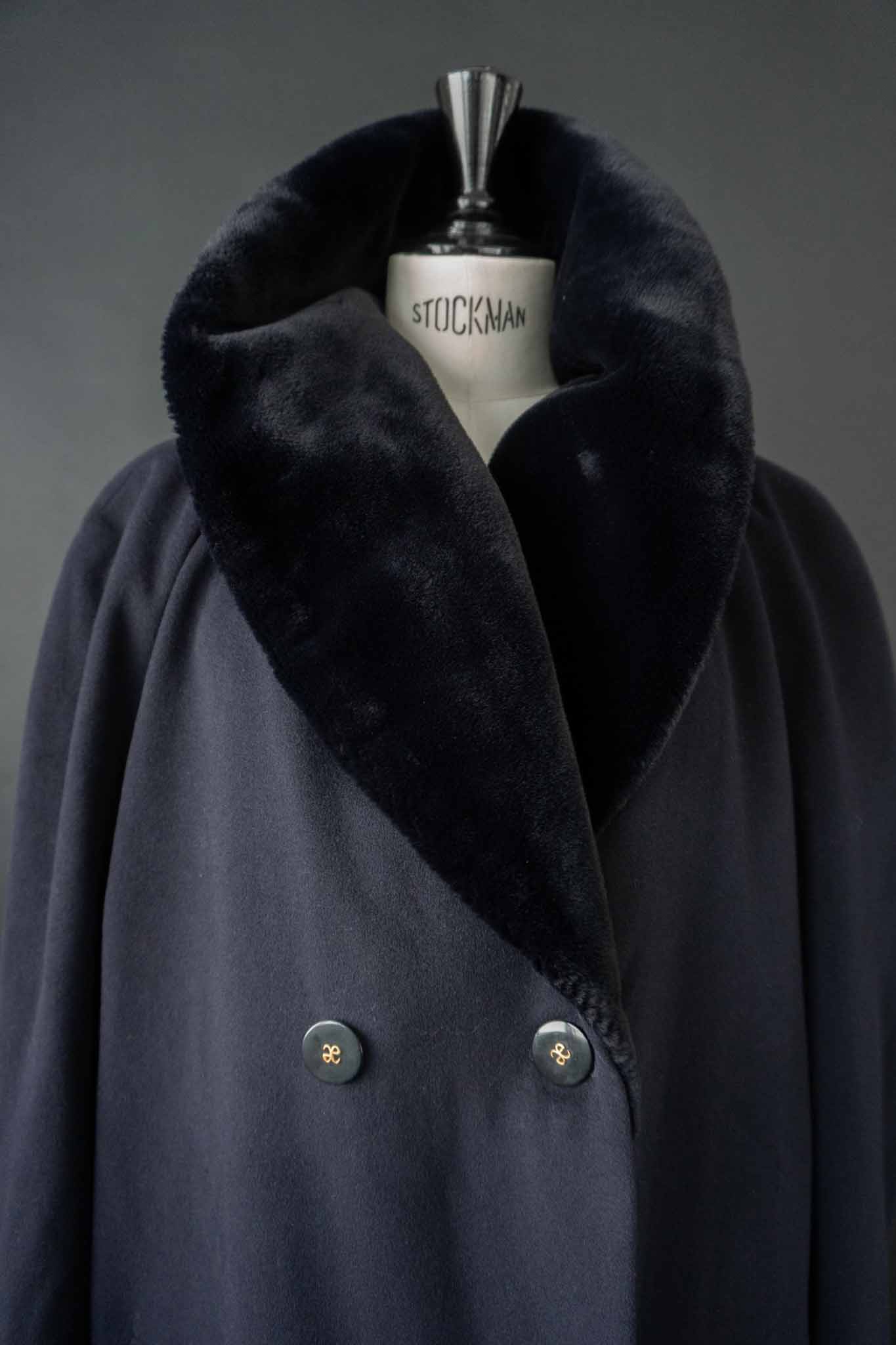 Vintage langer Wintermantel navy mit großem Plüschkragen