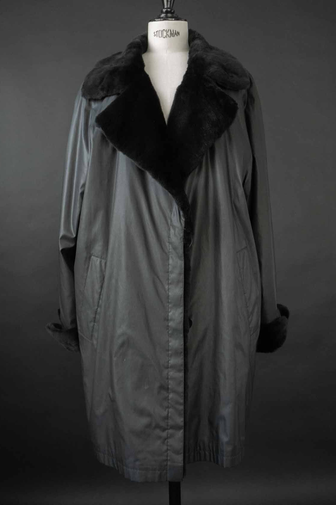 Oversized Vintage Mantel mit herausknöpfbarem Echtfellfutter in Schwarz – theplaincircle vintage