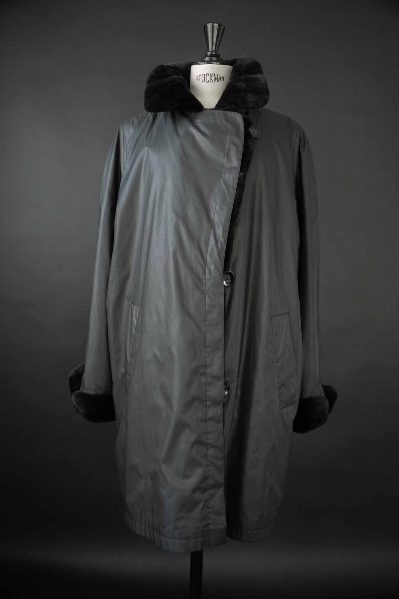 Oversized Vintage Mantel mit herausknöpfbarem Echtfellfutter in Schwarz – theplaincircle vintage