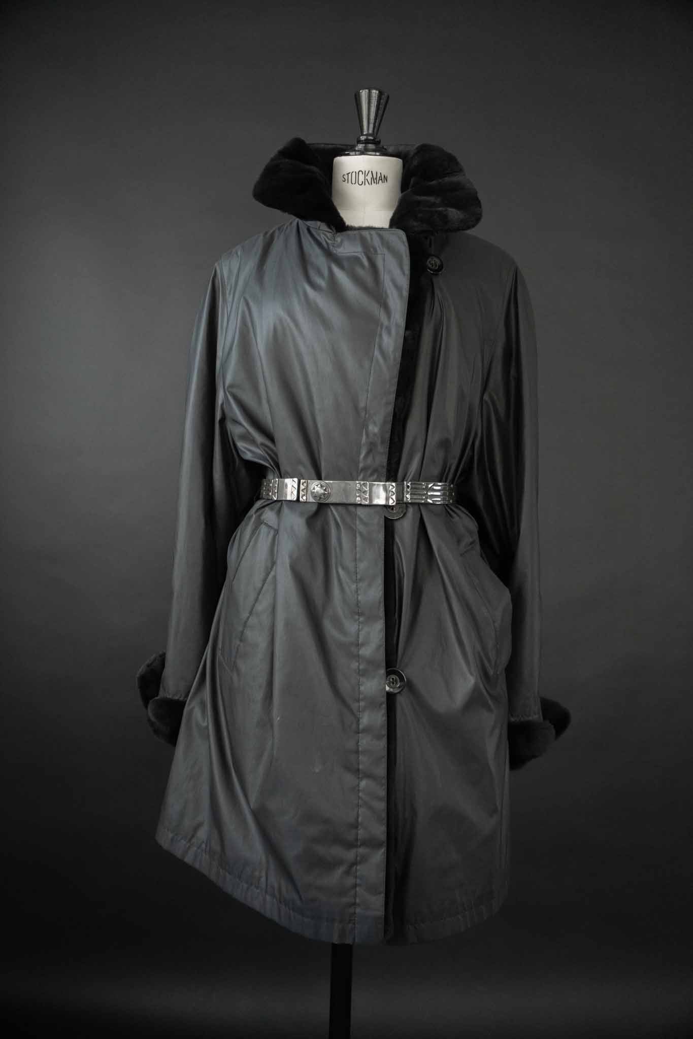 Oversized Vintage Mantel mit herausknöpfbarem Echtfellfutter in Schwarz – theplaincircle vintage