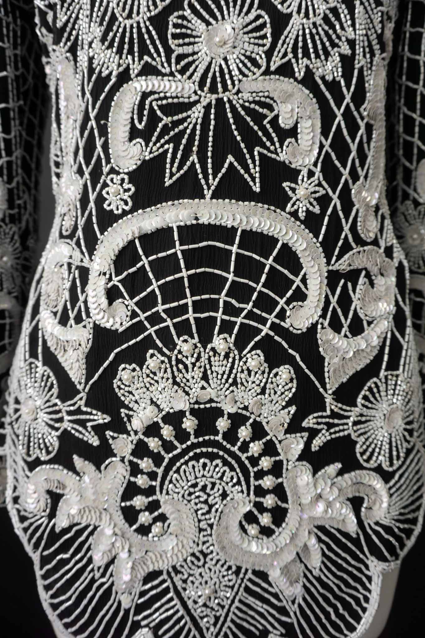 schwarze 80s Bluse mit weißer Perlenstickerei theplaincircle vintage