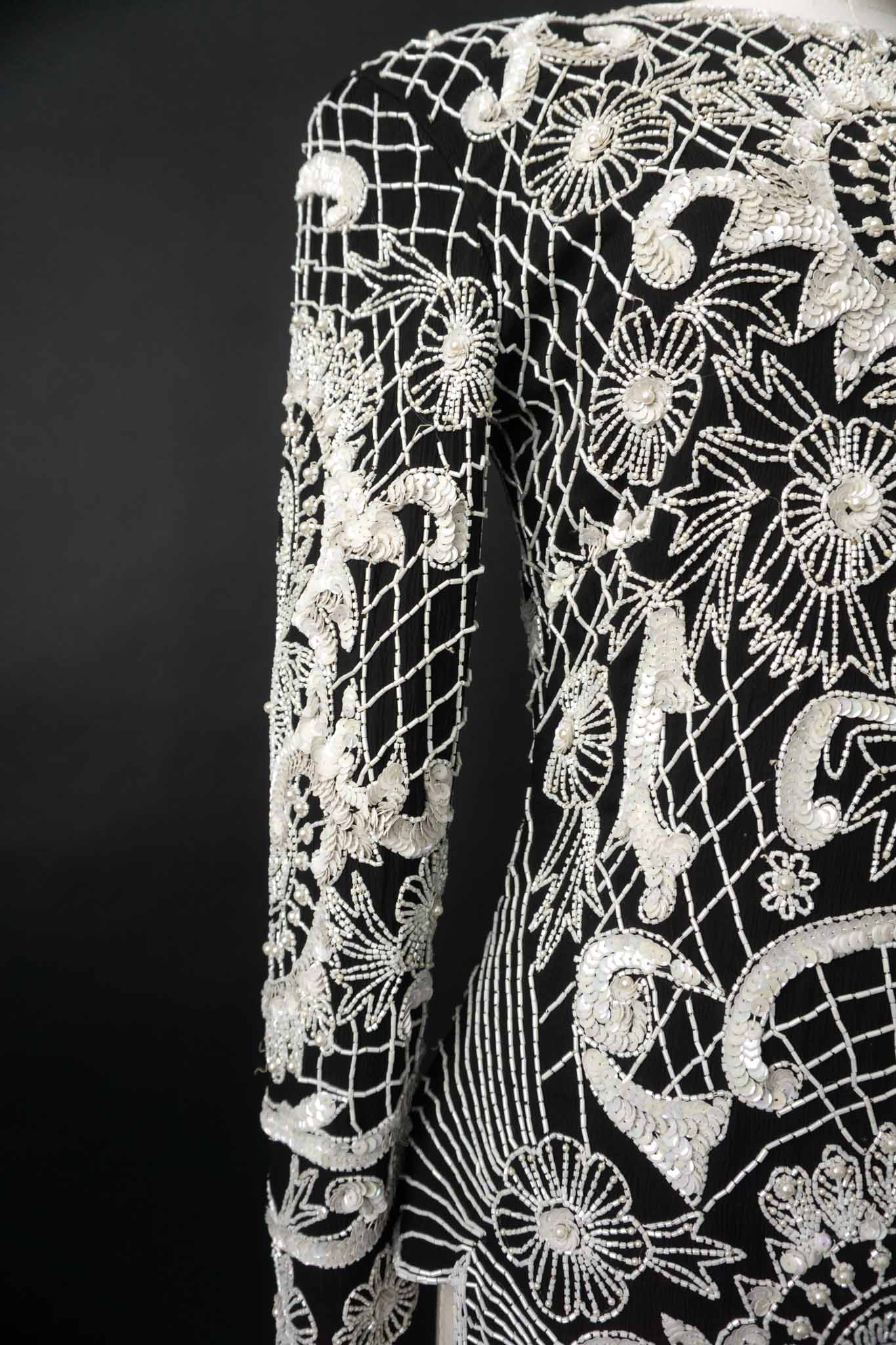 schwarze 80s Bluse mit weißer Perlenstickerei theplaincircle vintage