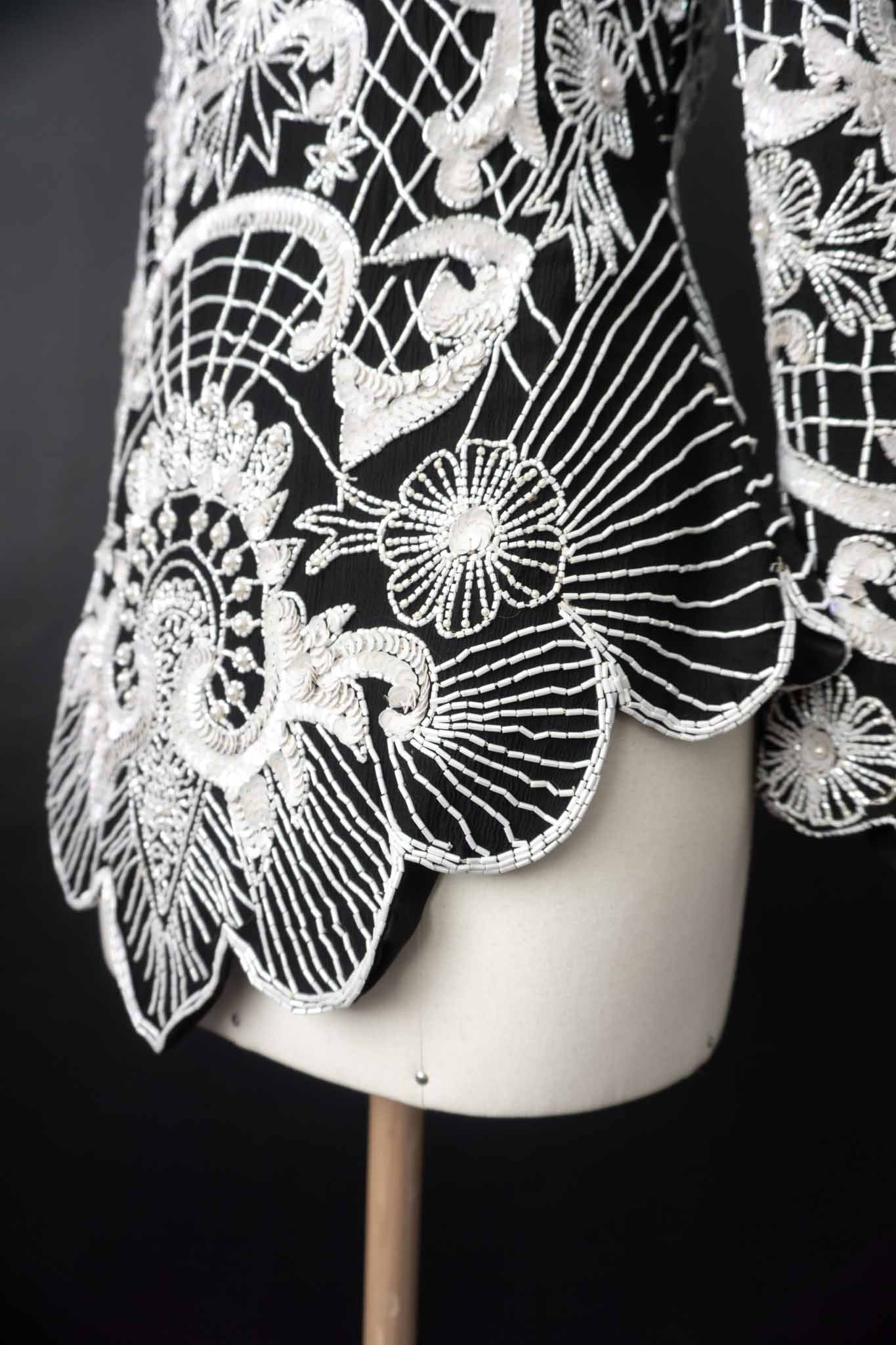 schwarze 80s Bluse mit weißer Perlenstickerei theplaincircle vintage