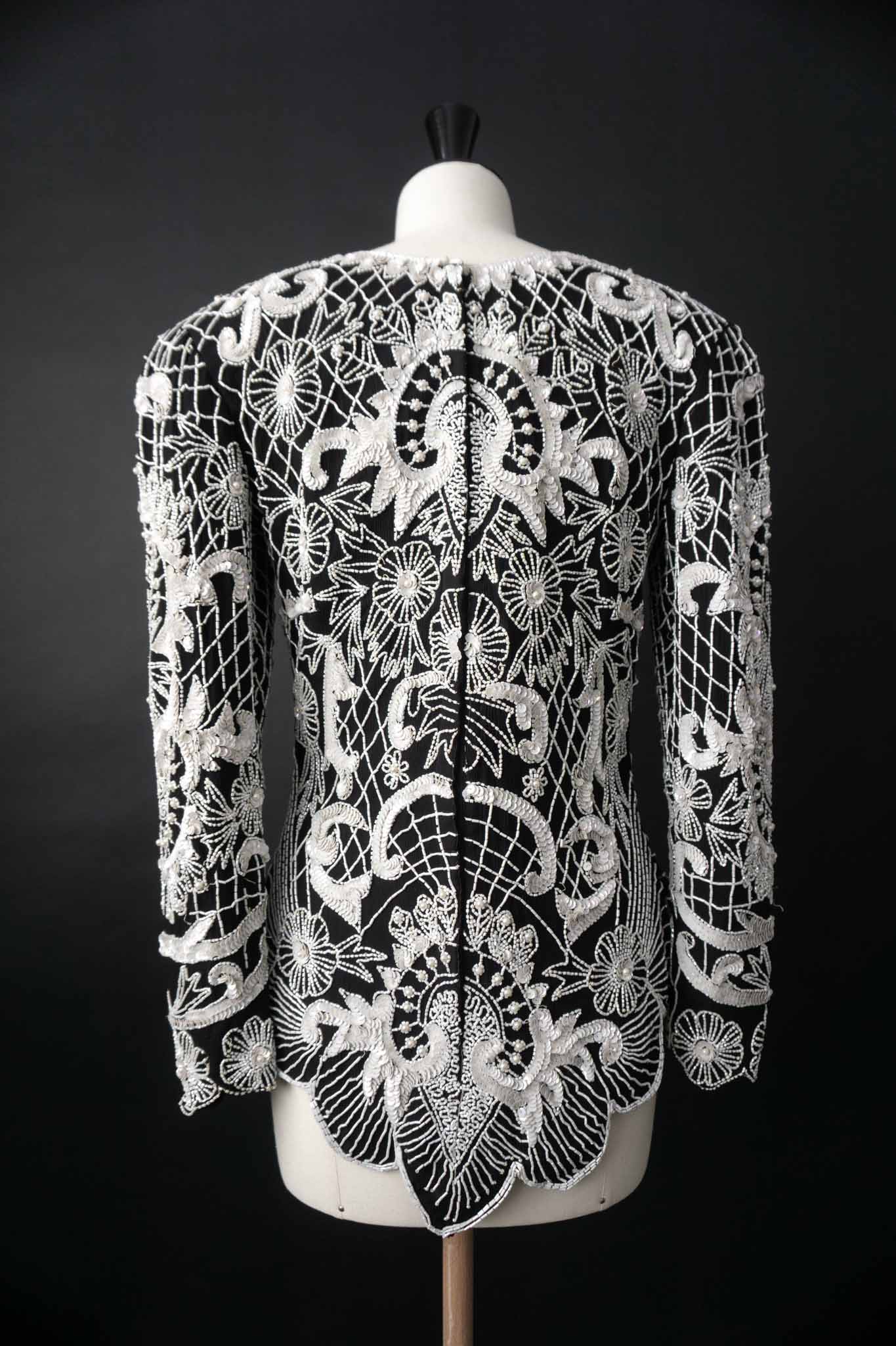 schwarze 80s Bluse mit weißer Perlenstickerei theplaincircle vintage