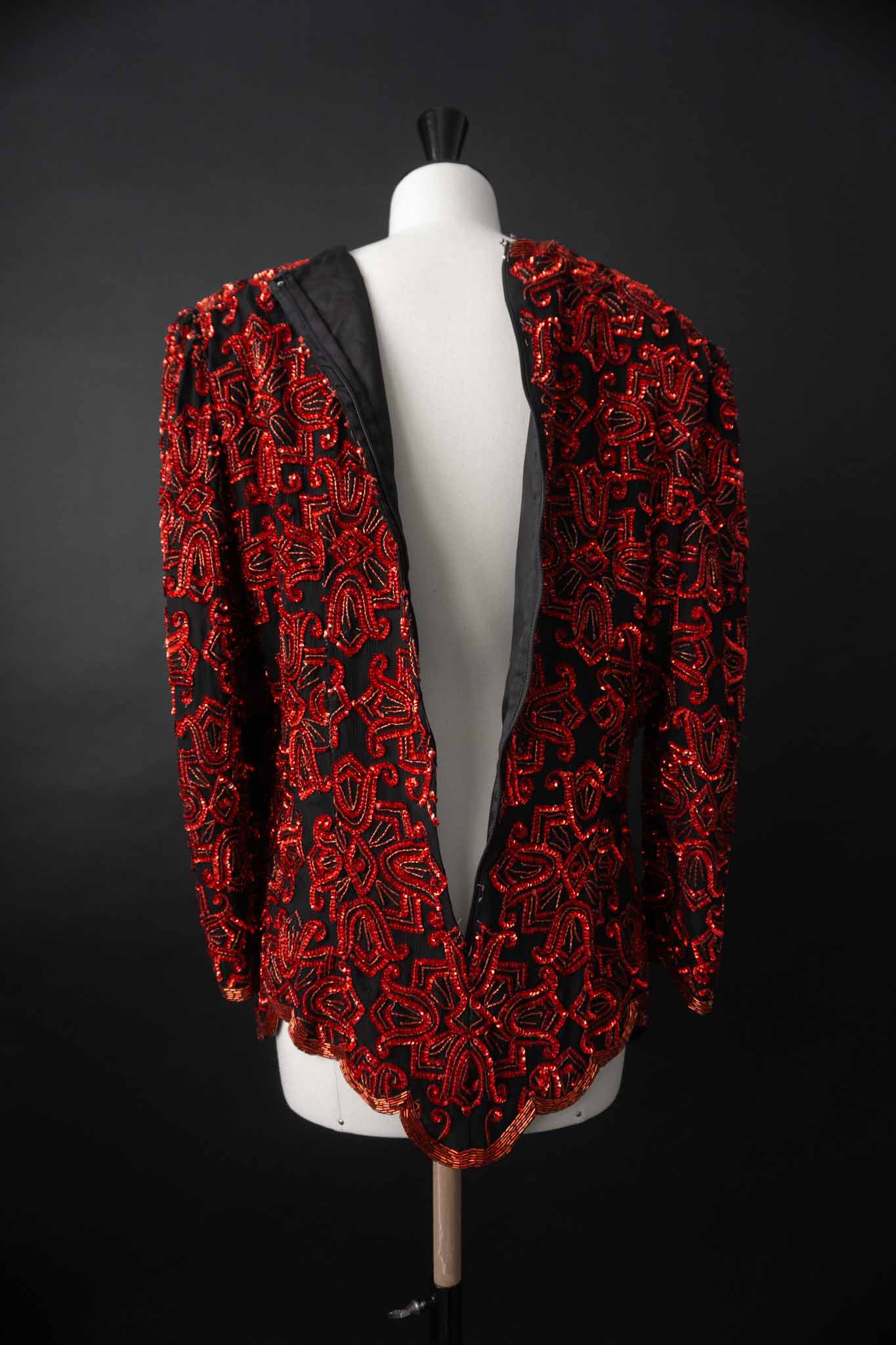 Schwarze 80s Seidenbluse mit roten Pailletten – theplaincircle vintage