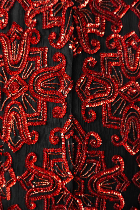 Schwarze 80s Seidenbluse mit roten Pailletten – theplaincircle vintage