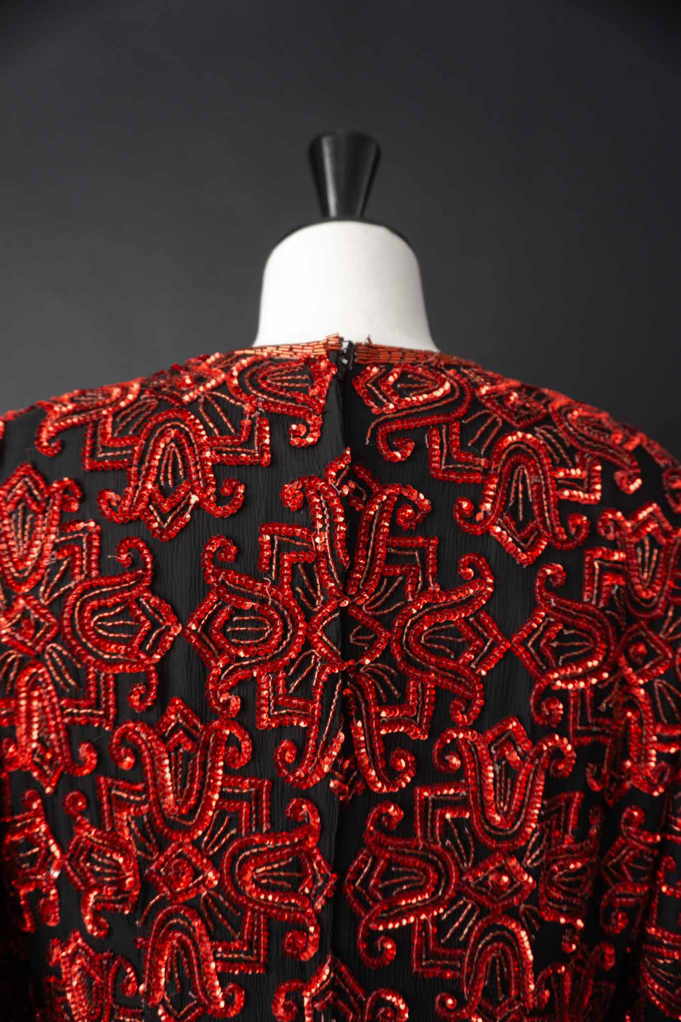 Schwarze 80s Seidenbluse mit roten Pailletten – theplaincircle vintage