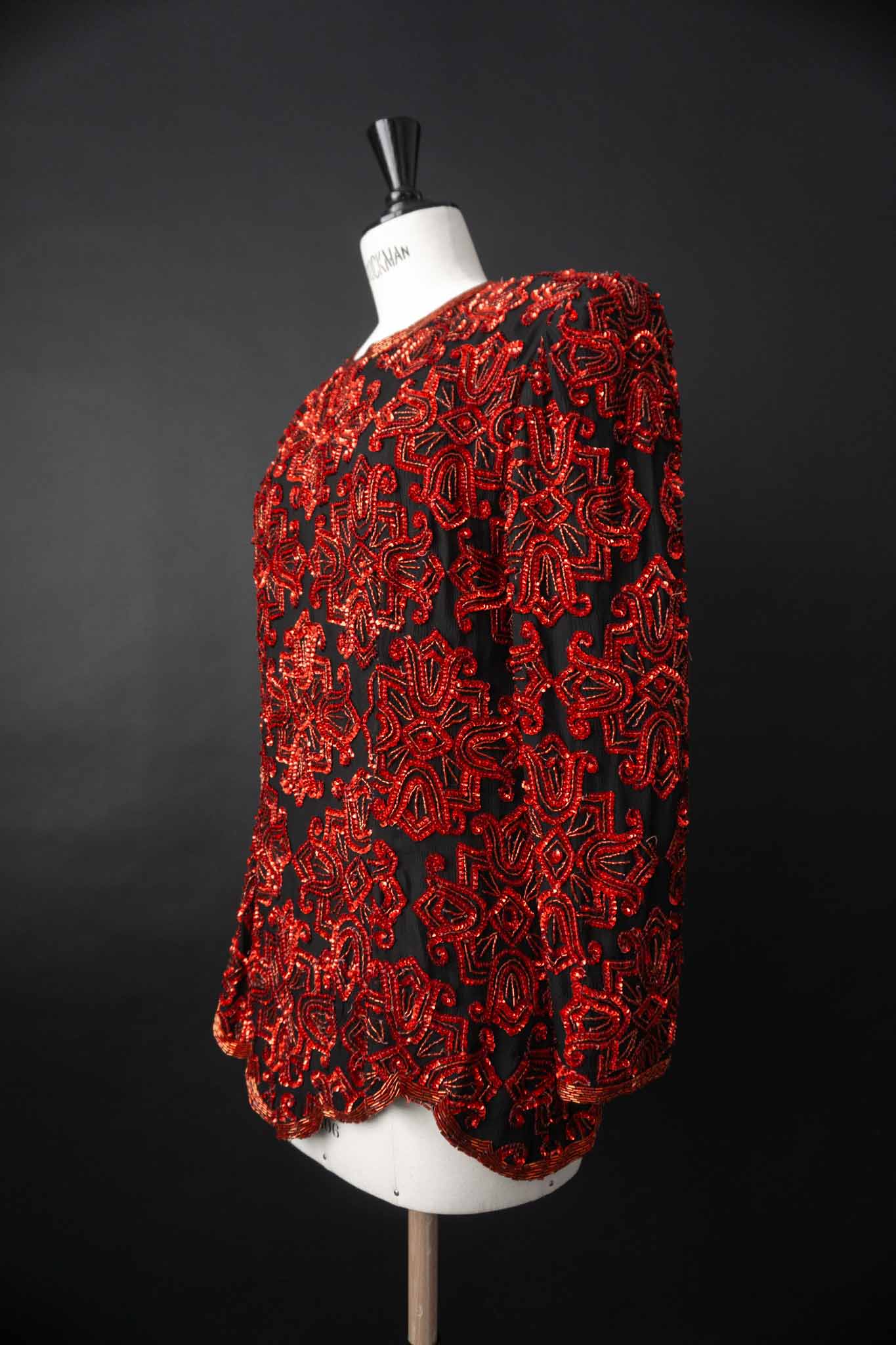 Schwarze 80s Seidenbluse mit roten Pailletten – theplaincircle vintage