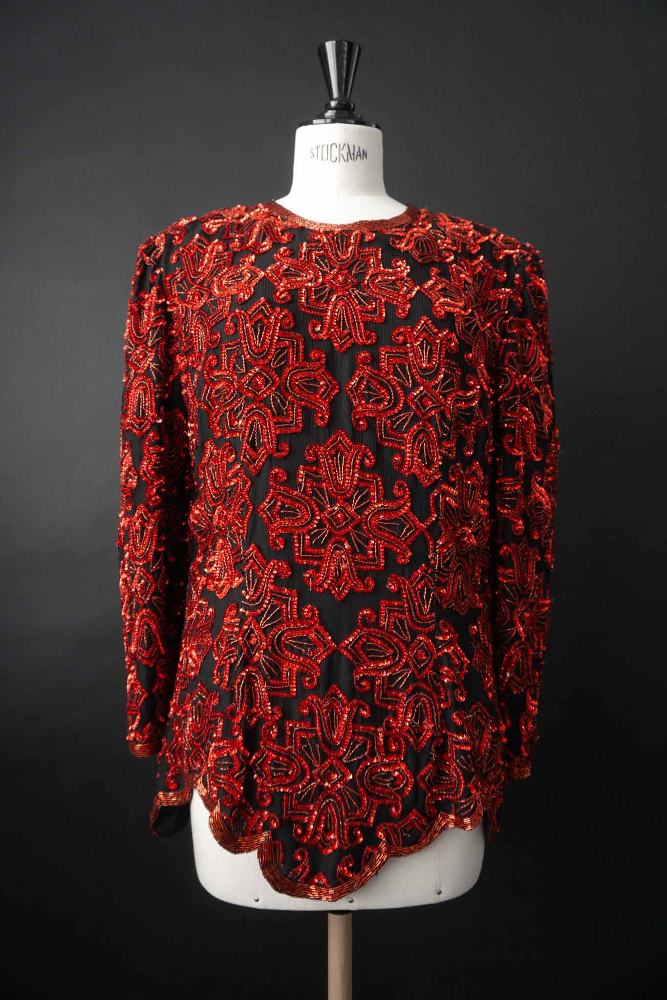 Schwarze 80s Seidenbluse mit roten Pailletten – theplaincircle vintage