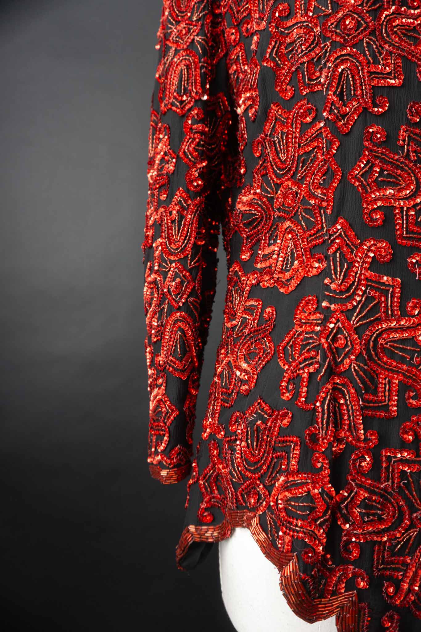 Schwarze 80s Seidenbluse mit roten Pailletten – theplaincircle vintage