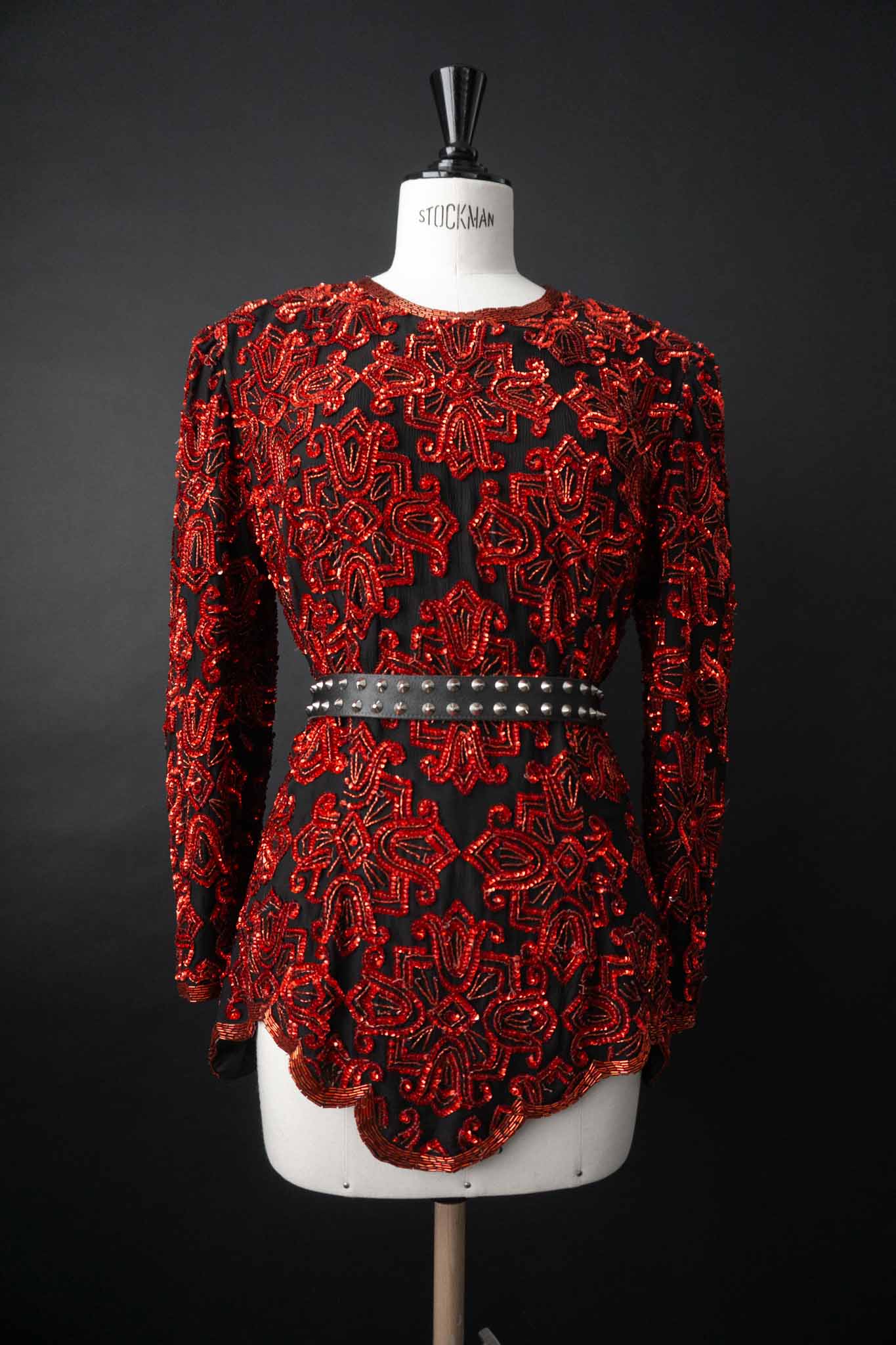 Schwarze 80s Seidenbluse mit roten Pailletten – theplaincircle vintage