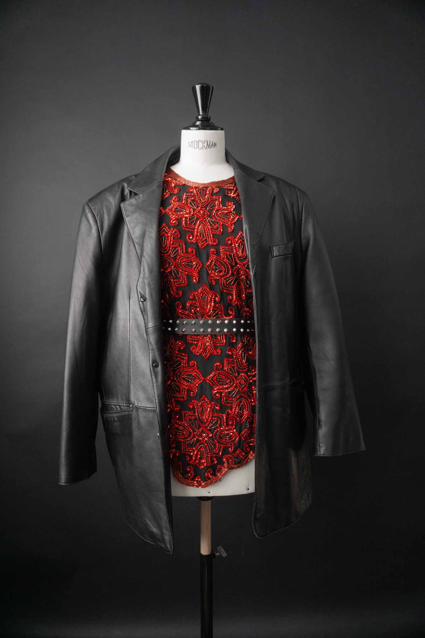 Schwarze 80s Seidenbluse mit roten Pailletten – theplaincircle vintage