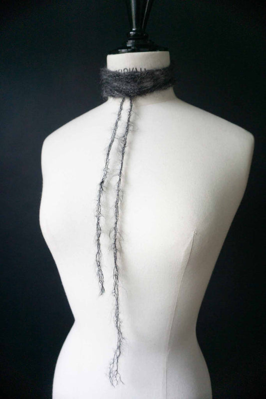 handgestrickter mohair seide choker in grau – theplaincircle vintage