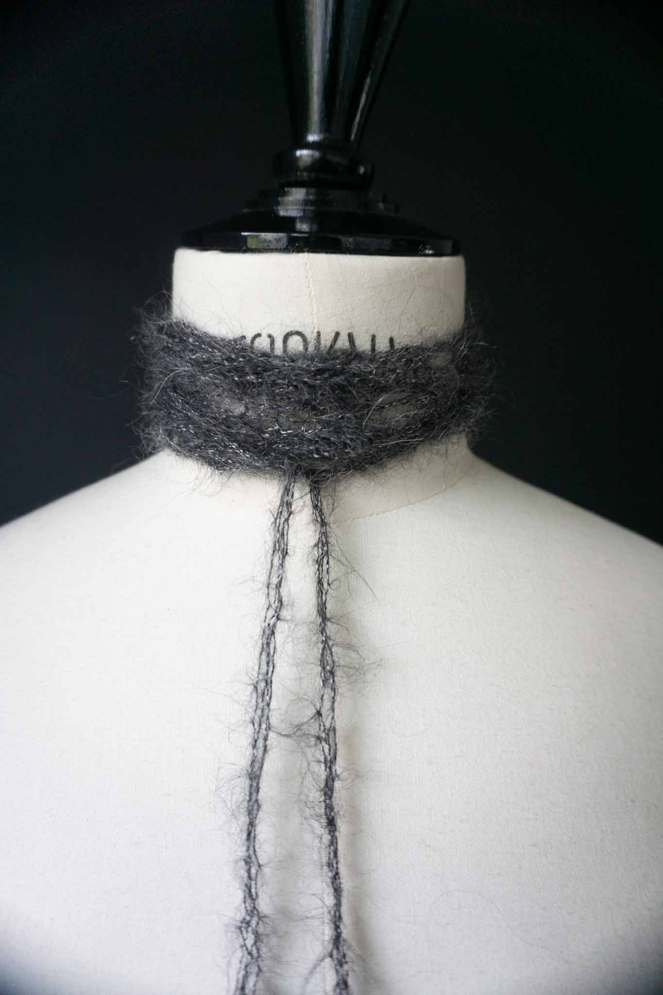 handgestrickter mohair seide choker in grau – theplaincircle vintage