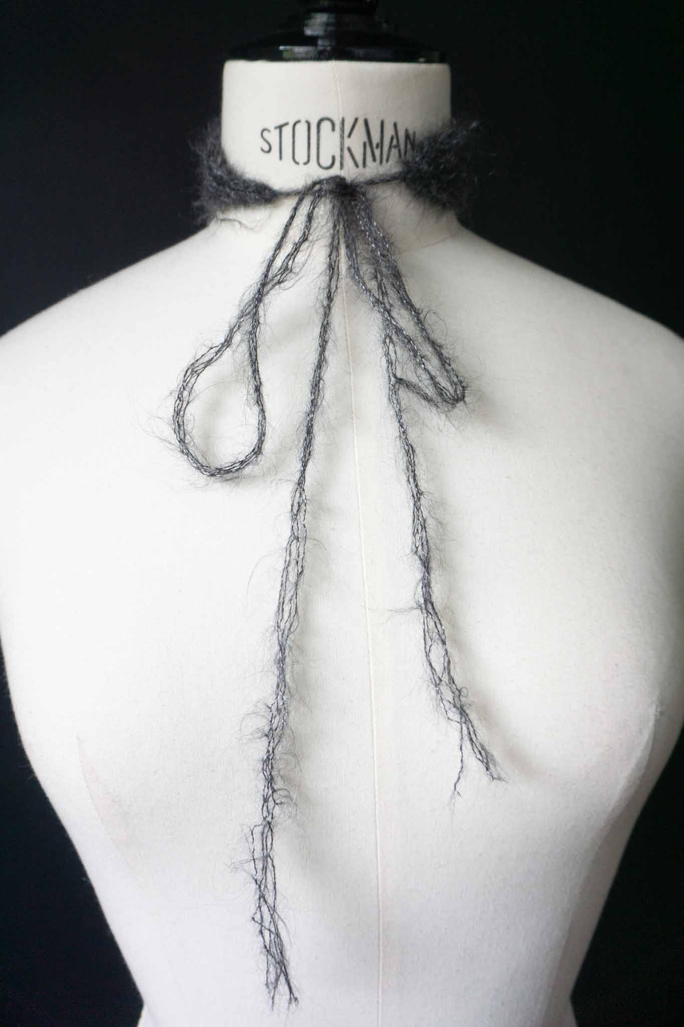 handgestrickter mohair seide choker in grau – theplaincircle vintage