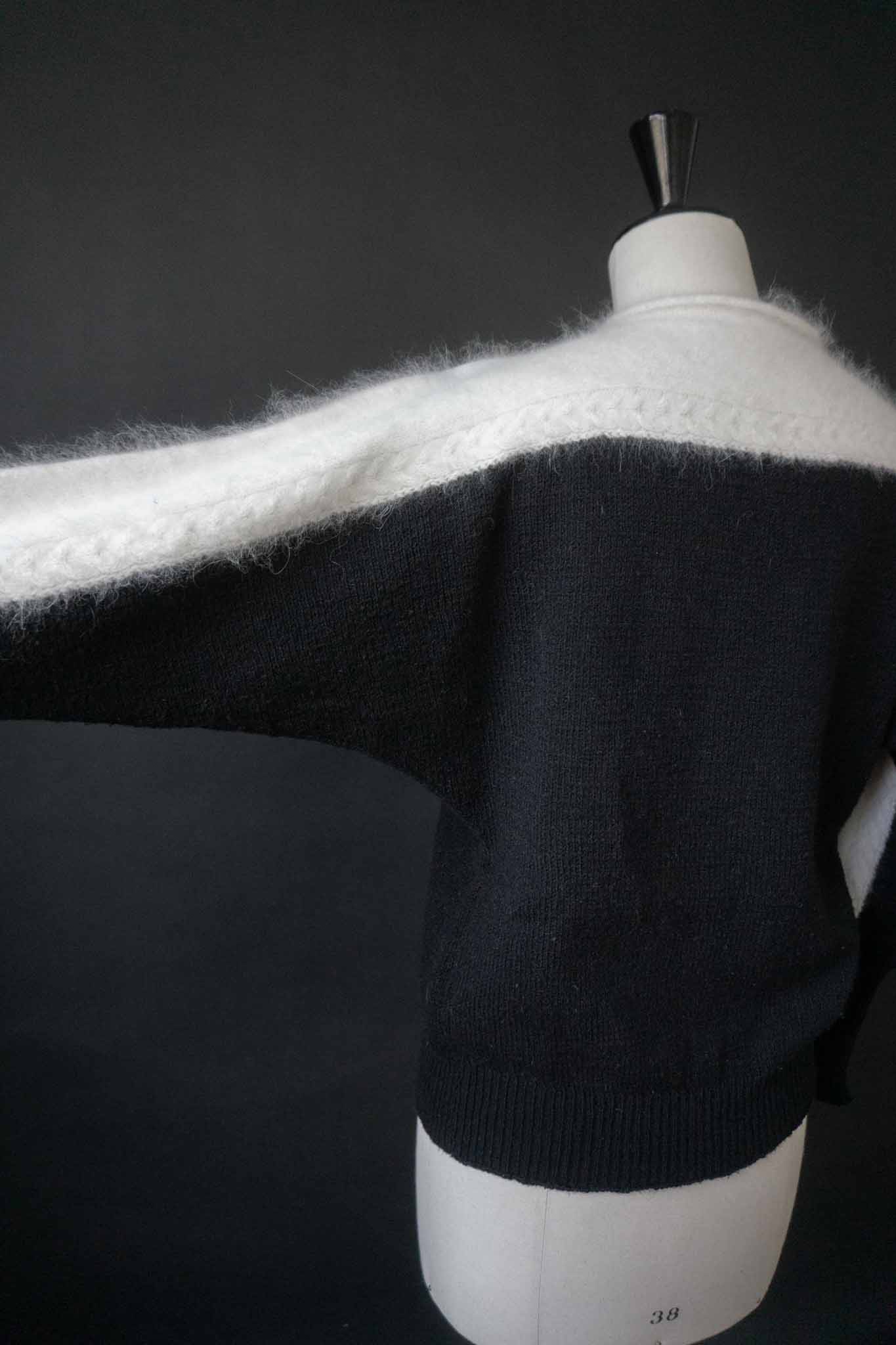 Handgestrickter Angora Pullover mit Batwing-Schnitt und Zopfmuster Ärmel
