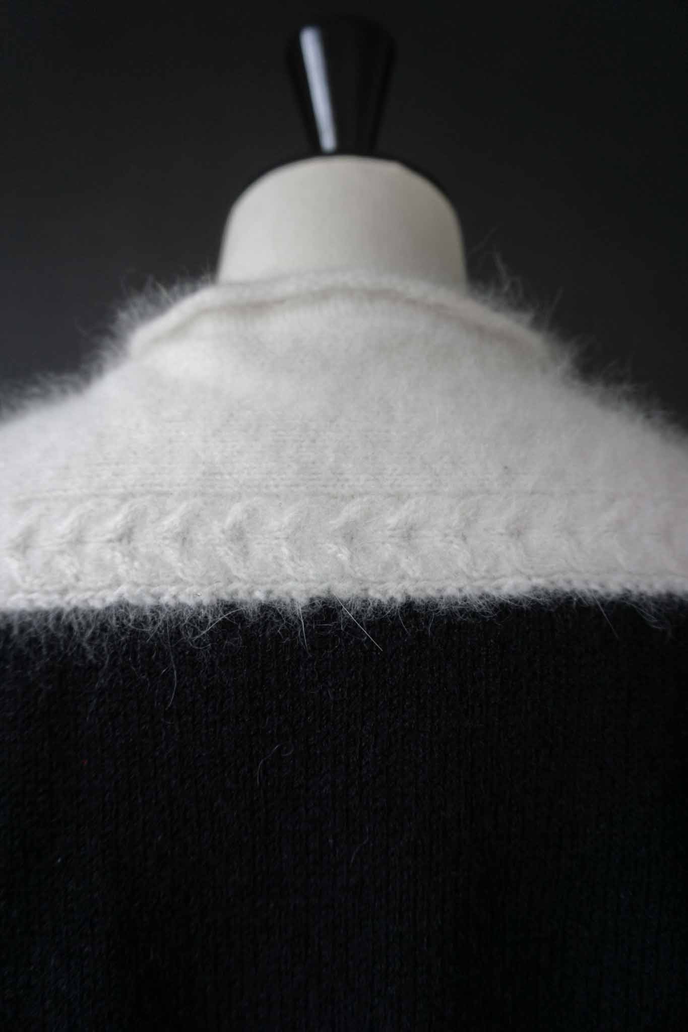 Handgestrickter Angora Pullover mit Batwing-Schnitt und Zopfmuster Ärmel
