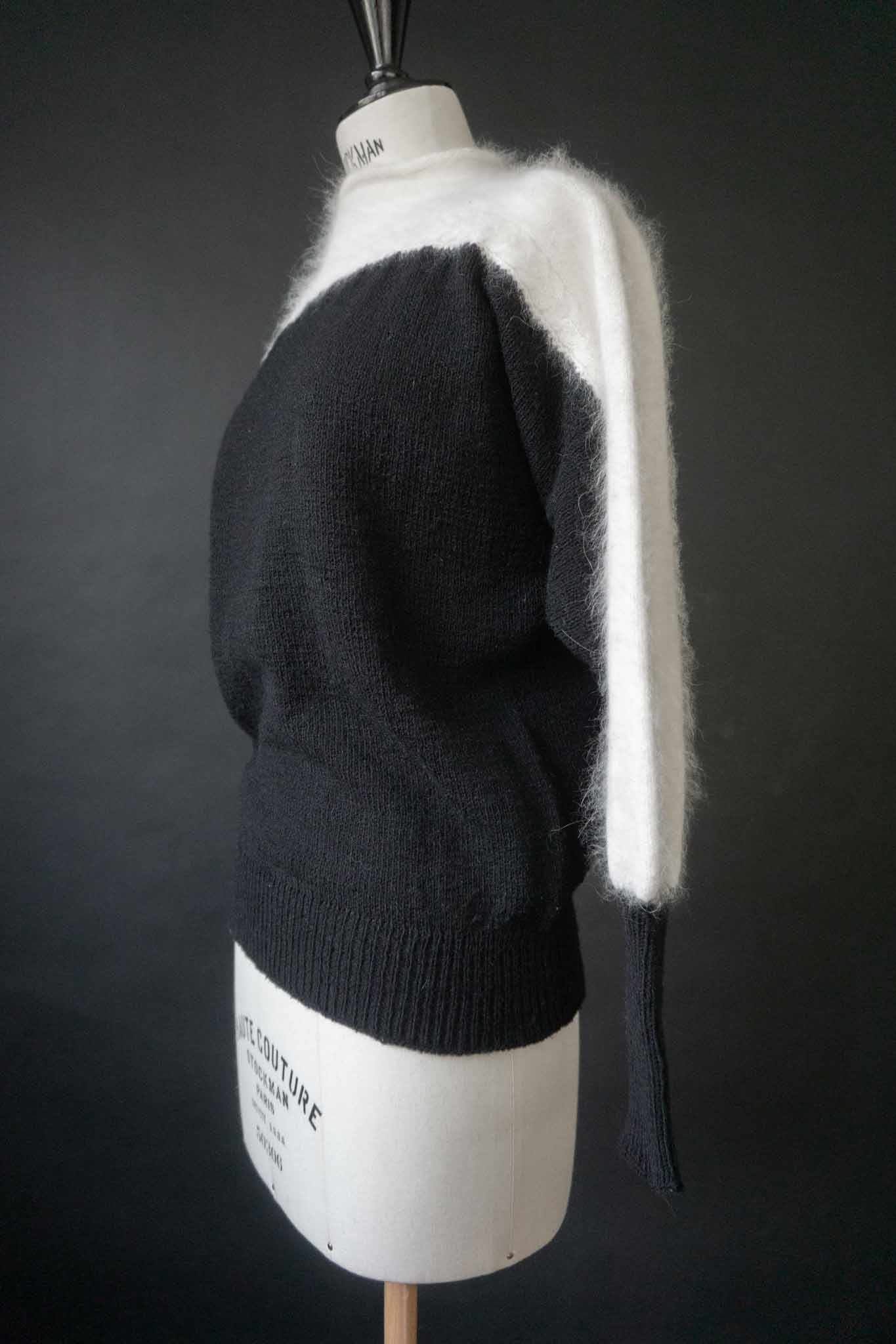 Handgestrickter Angora Pullover mit Batwing-Schnitt und Zopfmuster Ärmel
