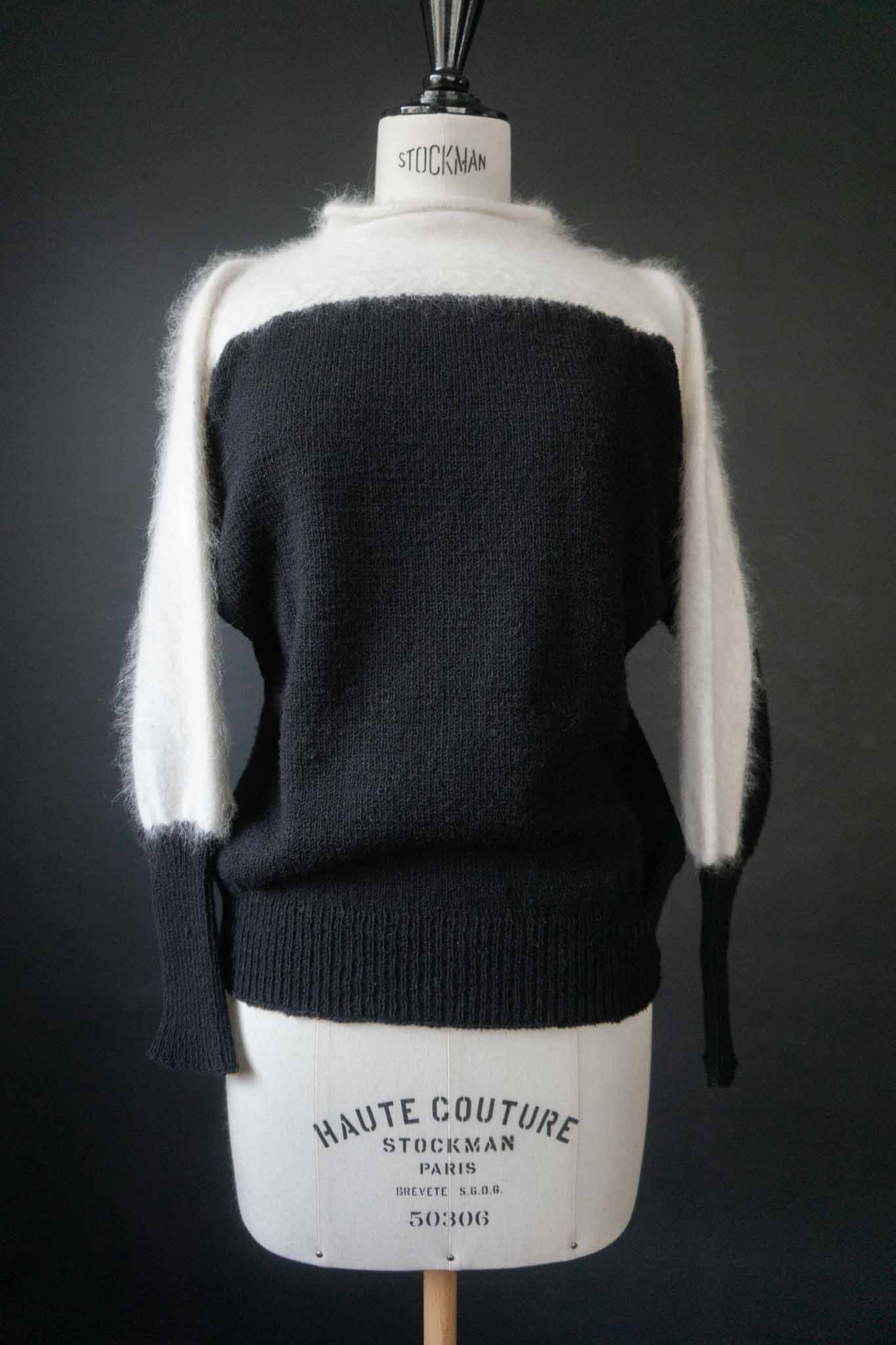 Handgestrickter Angora Pullover mit Batwing-Schnitt und Zopfmuster Ärmel
