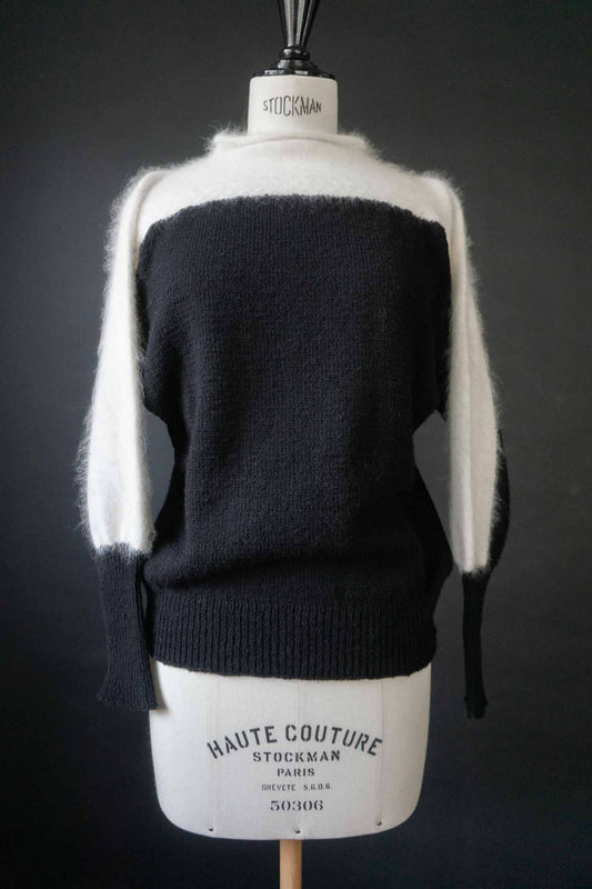 Handgestrickter Angora Pullover mit Batwing-Schnitt und Zopfmuster Ärmel
