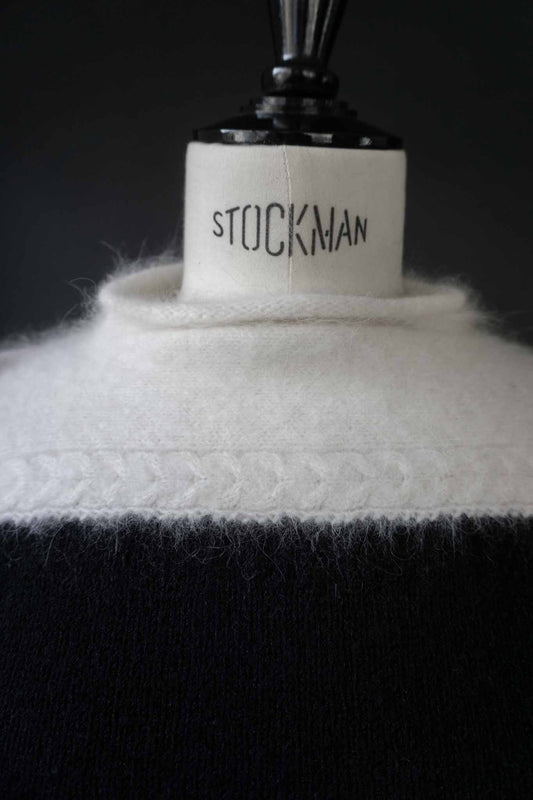 Handgestrickter Angora Pullover mit Batwing-Schnitt und Zopfmuster Ärmel
