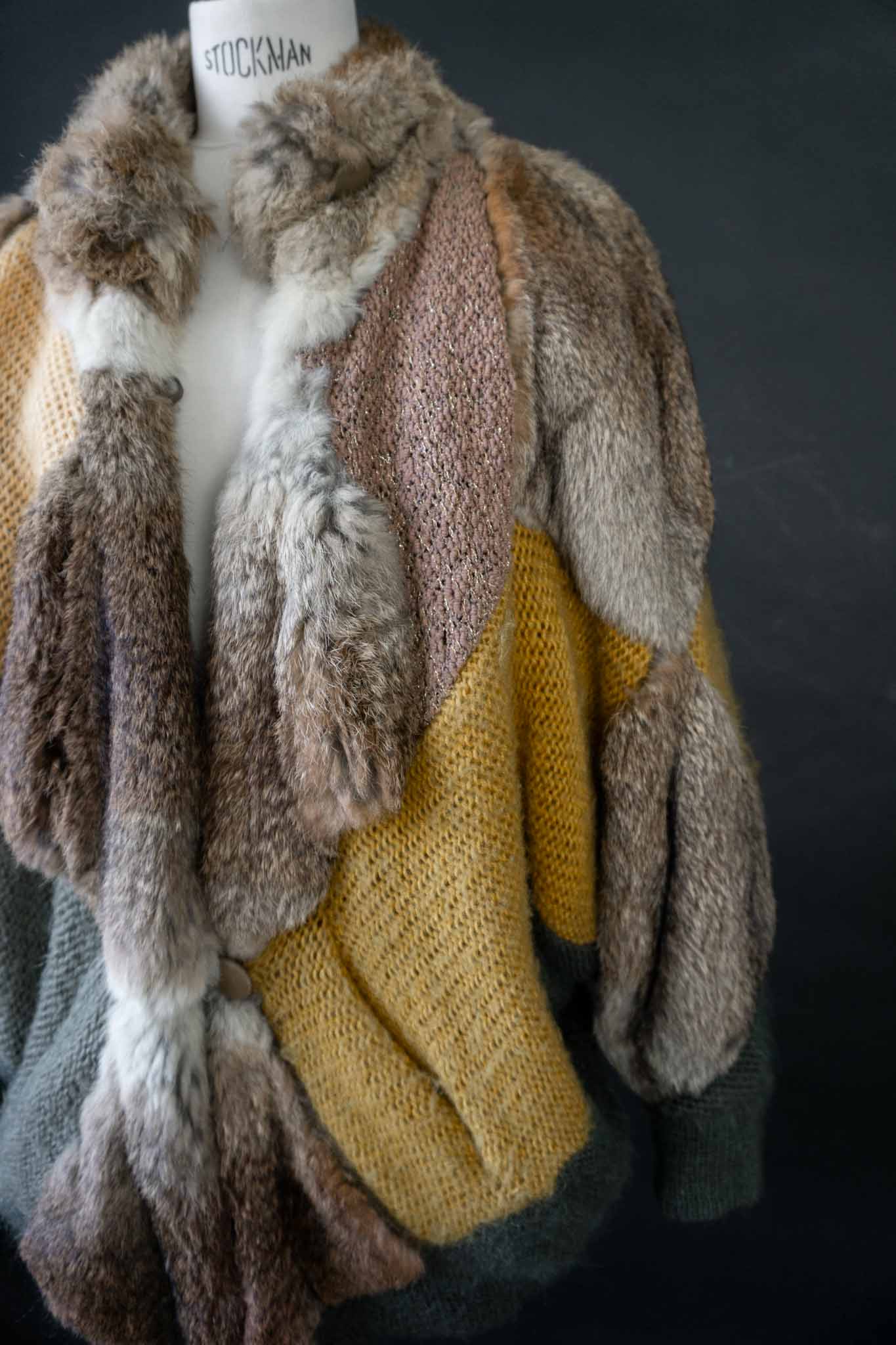 80s Vintage Strickjacke mit Echtfell-Besatz in gelb-grüner Patchwork-Optik 