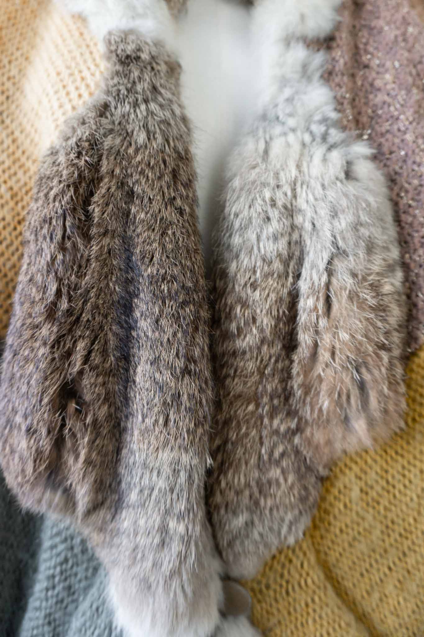 80s Vintage Strickjacke mit Echtfell-Besatz in gelb-grüner Patchwork-Optik 