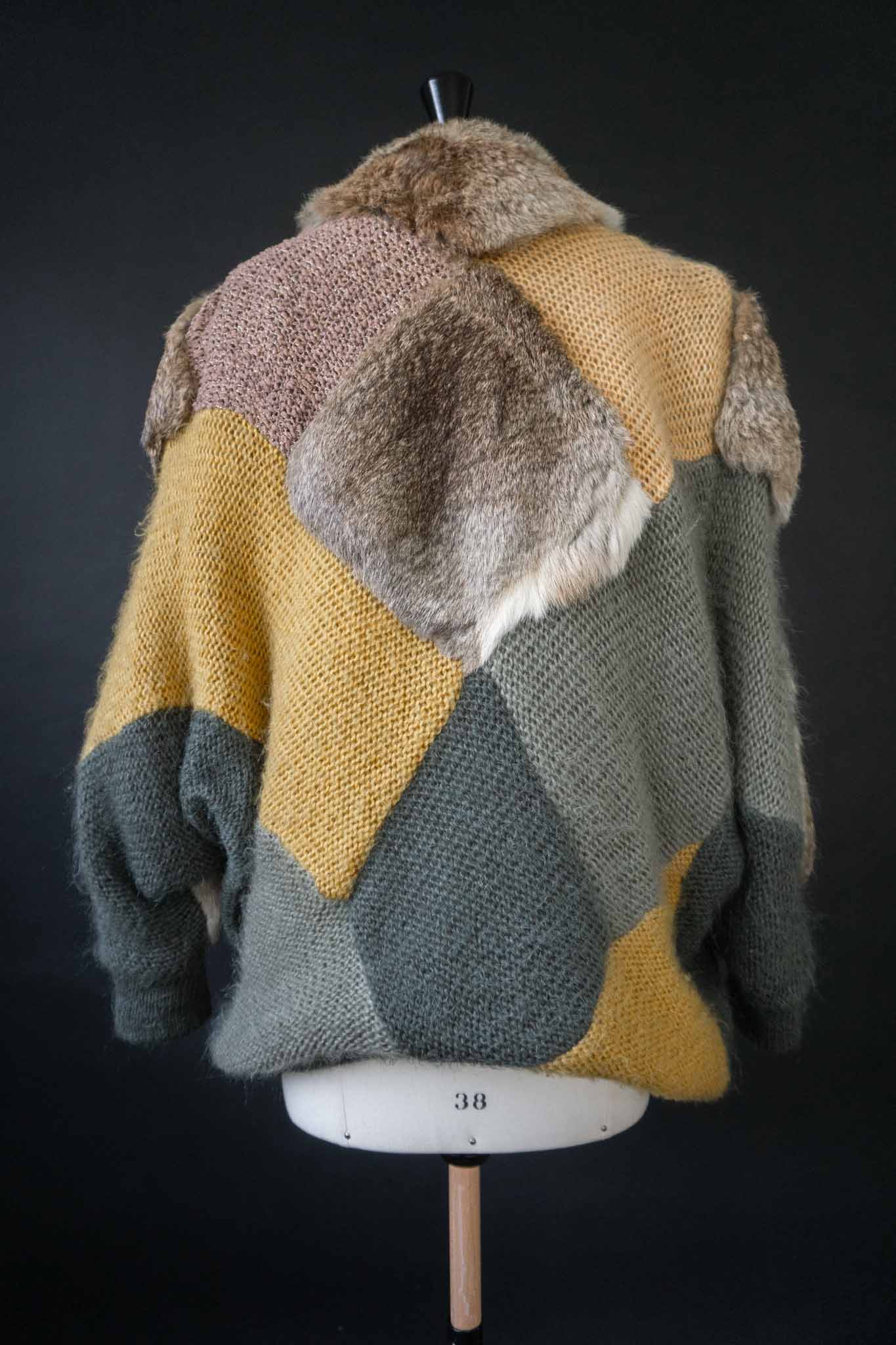 80s Vintage Strickjacke mit Echtfell-Besatz in gelb-grüner Patchwork-Optik 