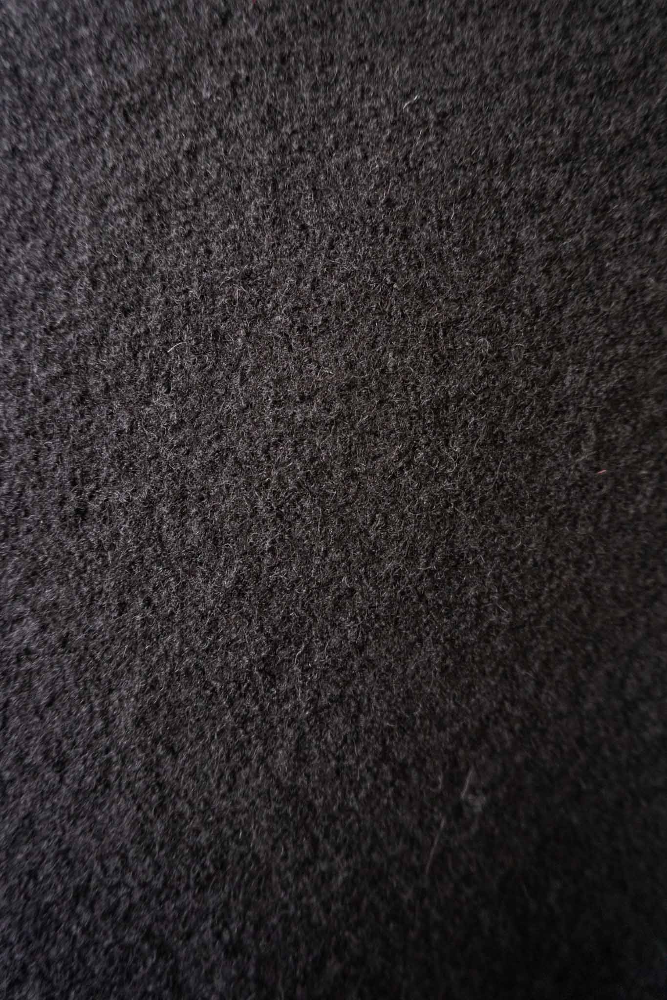 Skulpturaler schwarzer Poncho aus gewalkter Wolle mit oversized Schnitt