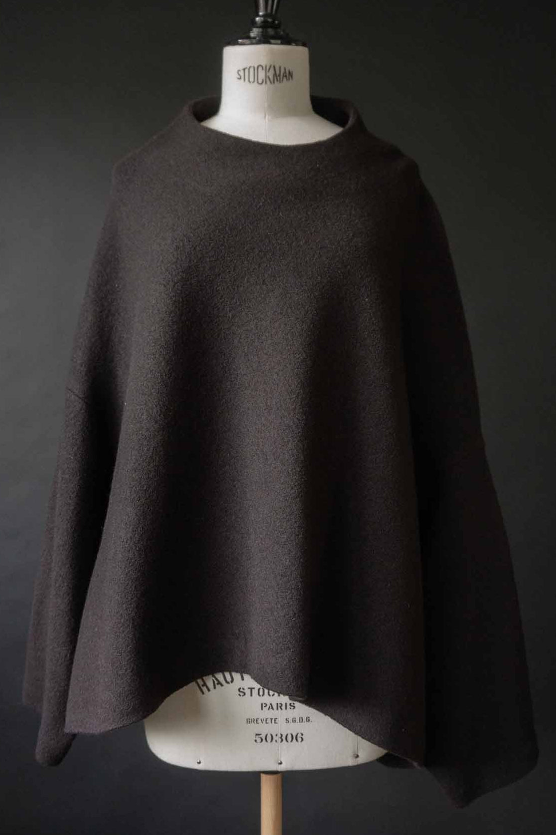 Oversized schwarzes Cape aus gewalkter Wolle mit Batwing Ärmeln