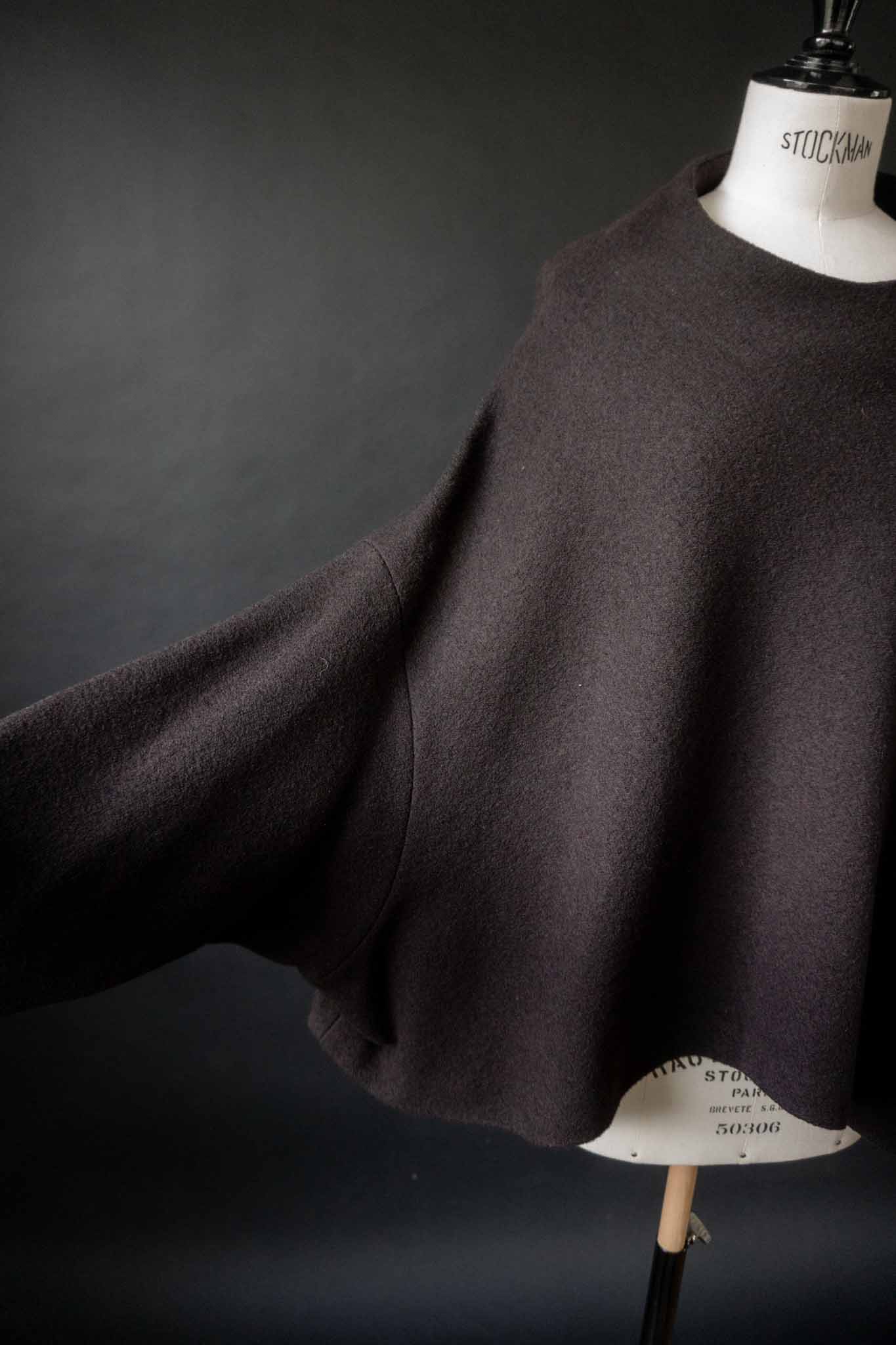 Oversized schwarzes Cape aus gewalkter Wolle mit Batwing Ärmeln