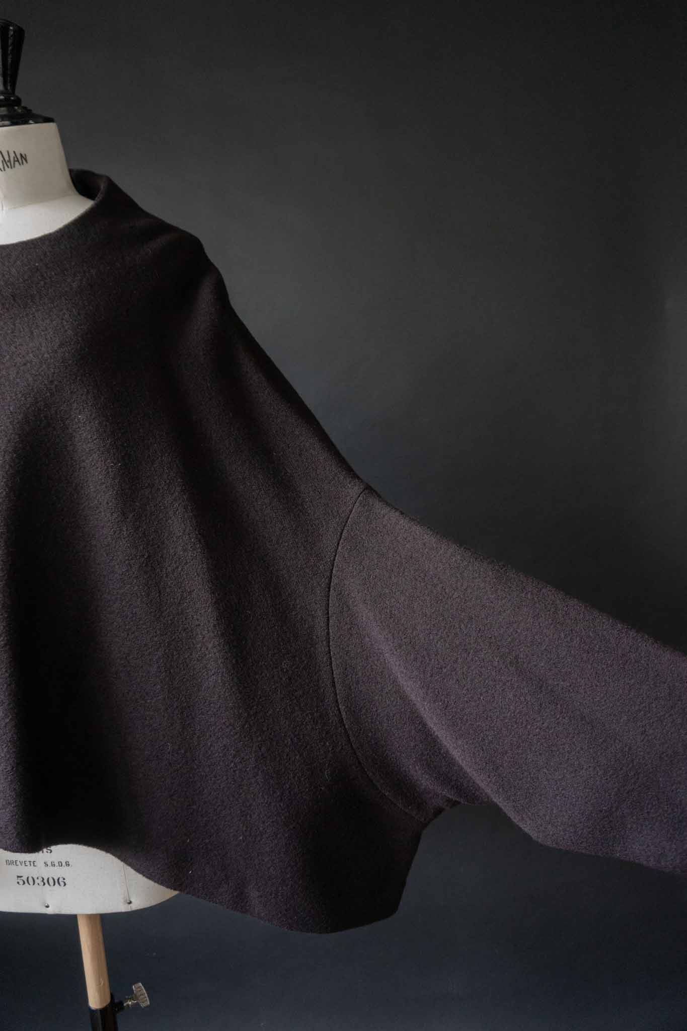 Oversized schwarzes Cape aus gewalkter Wolle mit Batwing Ärmeln