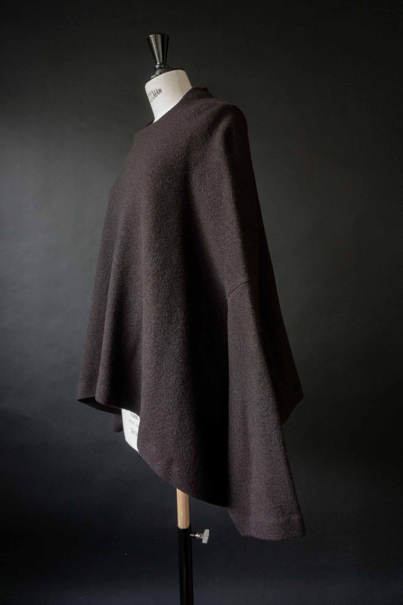 Oversized schwarzes Cape aus gewalkter Wolle mit Batwing Ärmeln