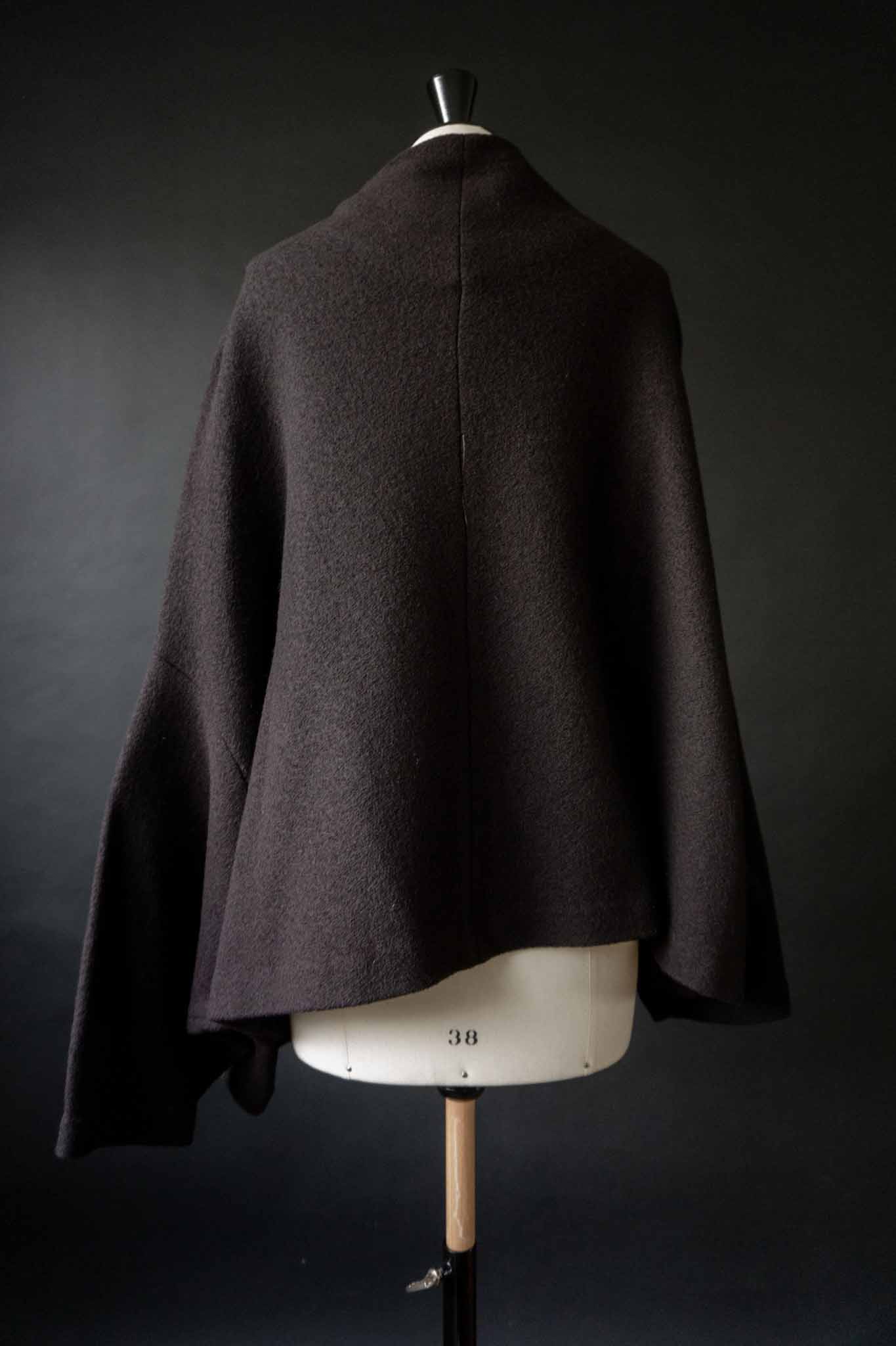 Oversized schwarzes Cape aus gewalkter Wolle mit Batwing Ärmeln