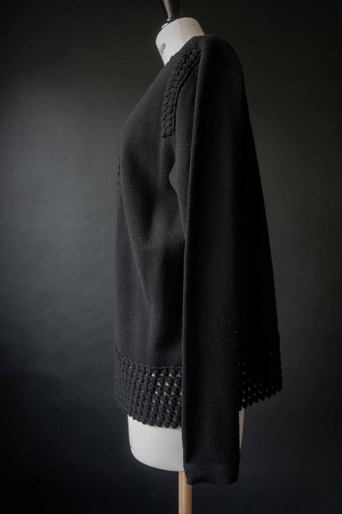 Schwarze Vintage Strickjacke von René Lange mit strukturierter Knopfleiste und Strickdetails
