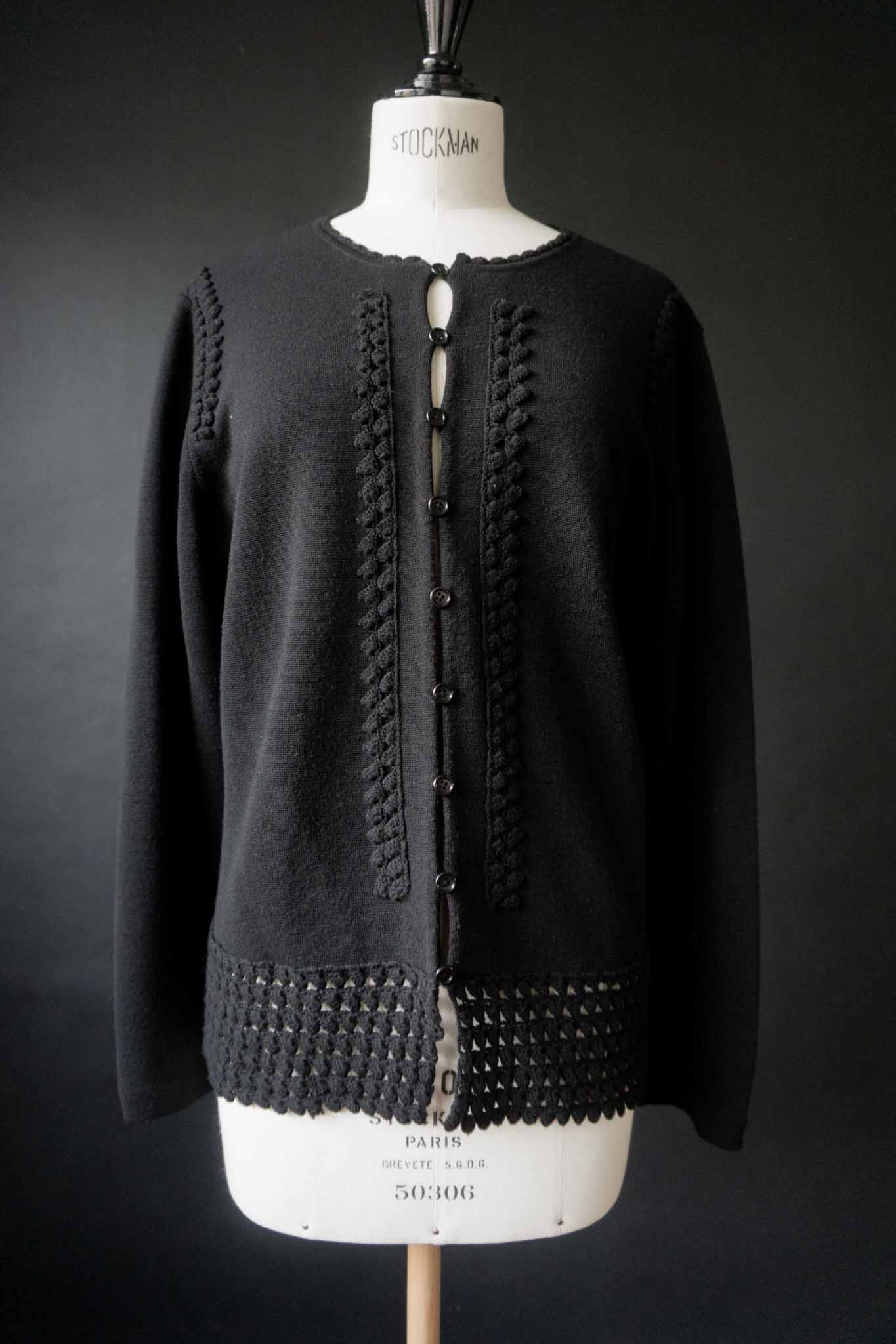 Schwarze Vintage Strickjacke von René Lange mit strukturierter Knopfleiste und Strickdetails
