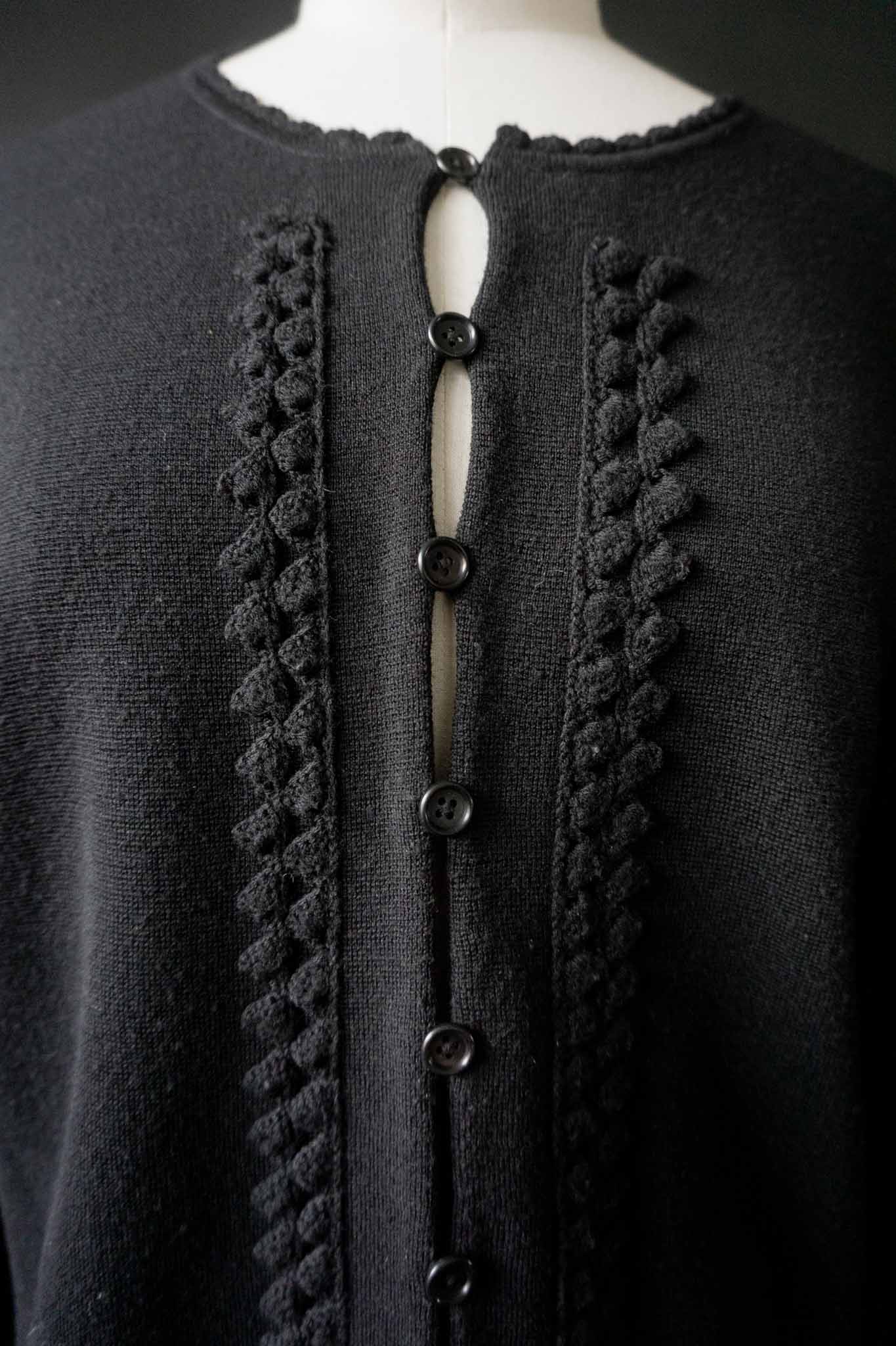 Schwarze Vintage Strickjacke von René Lange mit strukturierter Knopfleiste und Strickdetails
