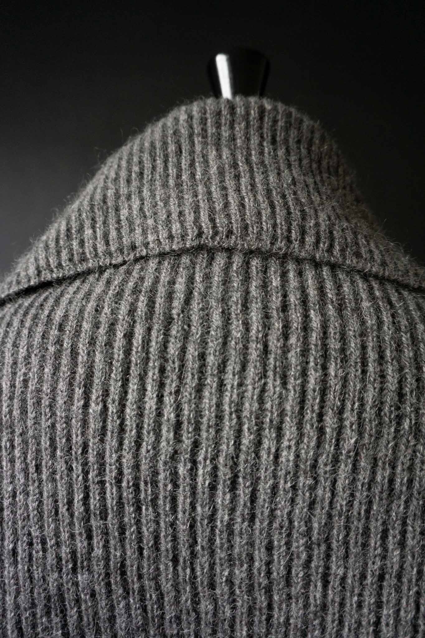 Grauer Vintage Wickelcardigan aus reiner Schurwolle mit Knopfverschluss