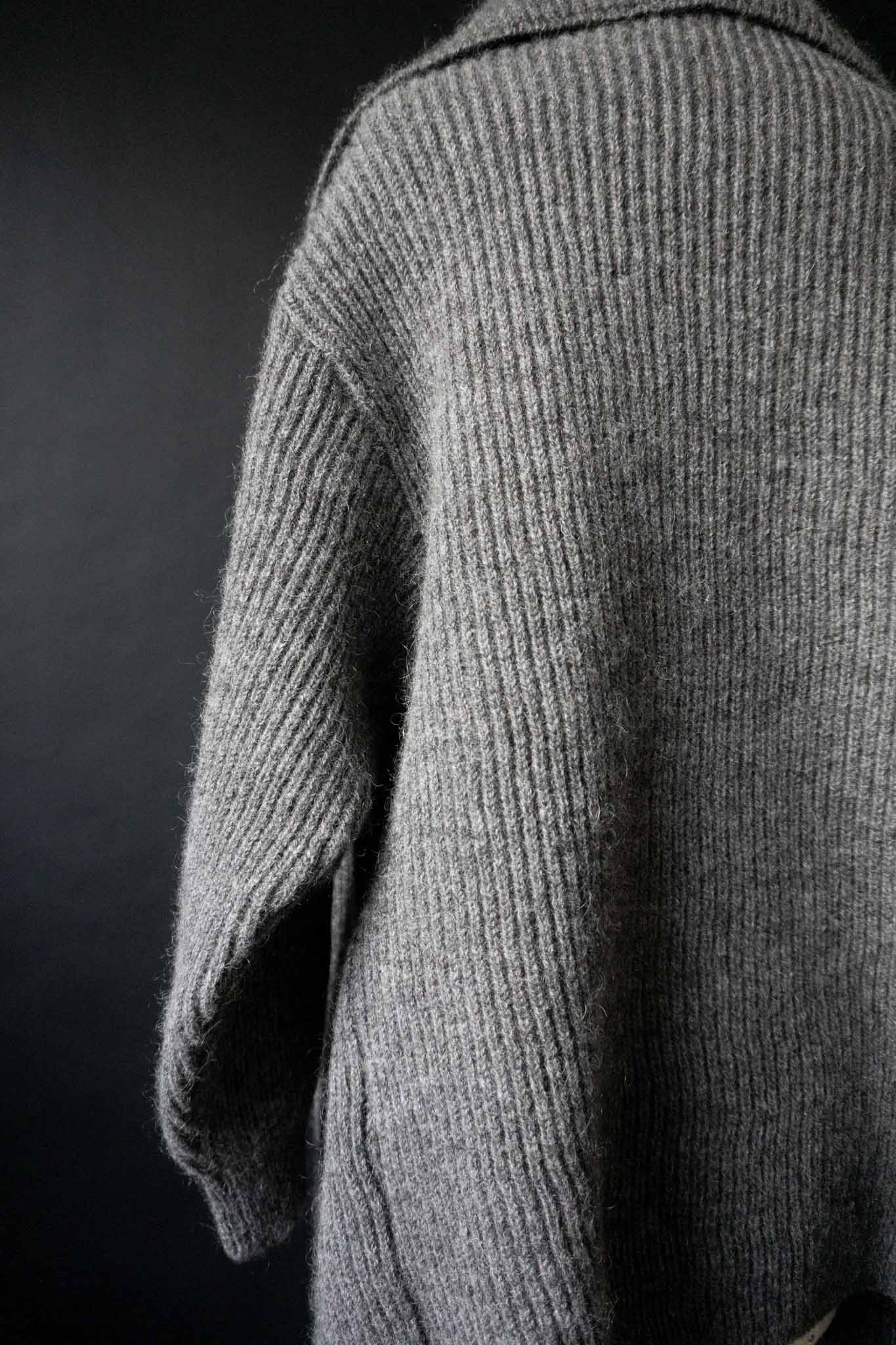 Grauer Vintage Wickelcardigan aus reiner Schurwolle mit Knopfverschluss