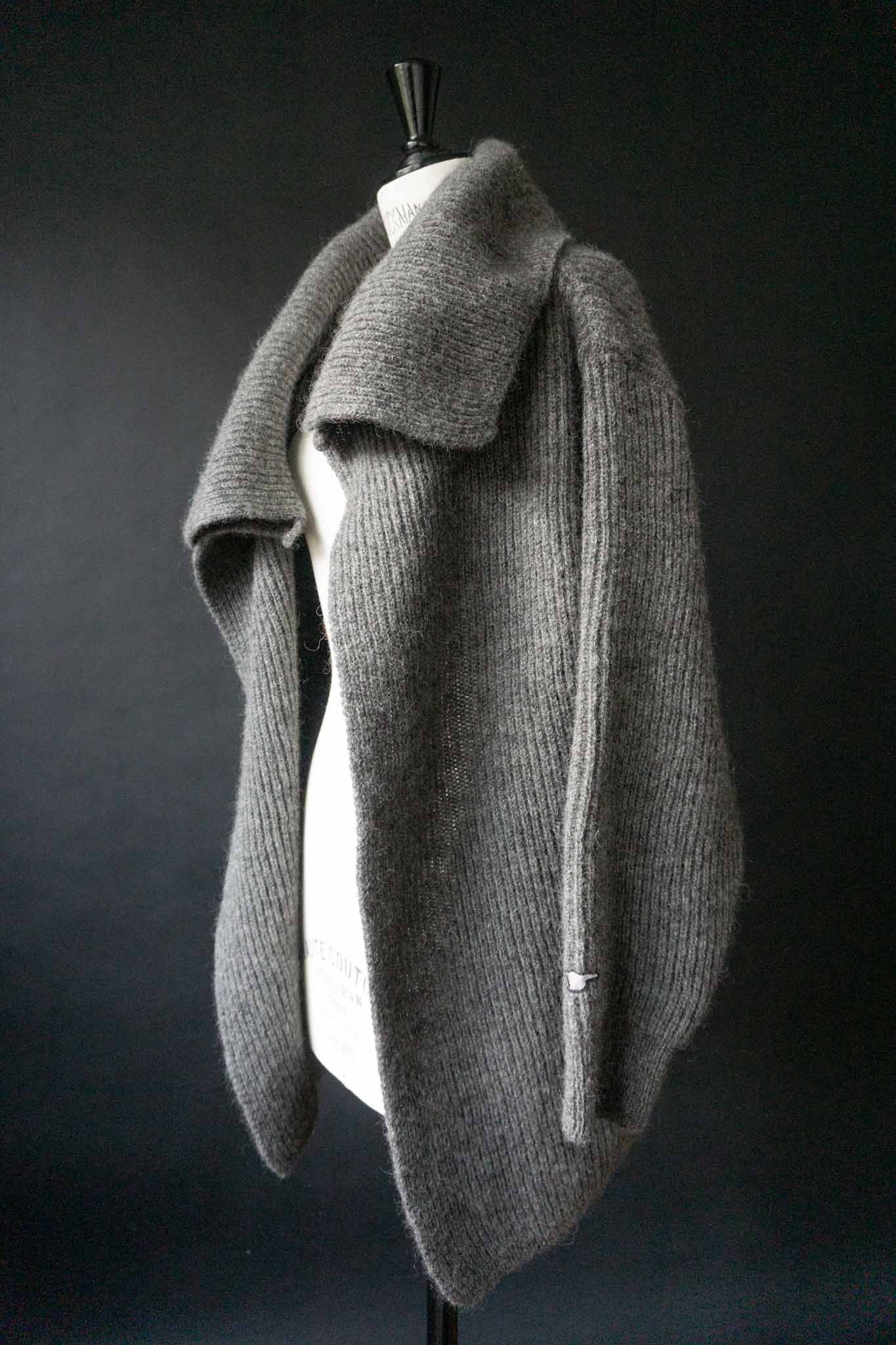 Grauer Vintage Wickelcardigan aus reiner Schurwolle mit Knopfverschluss